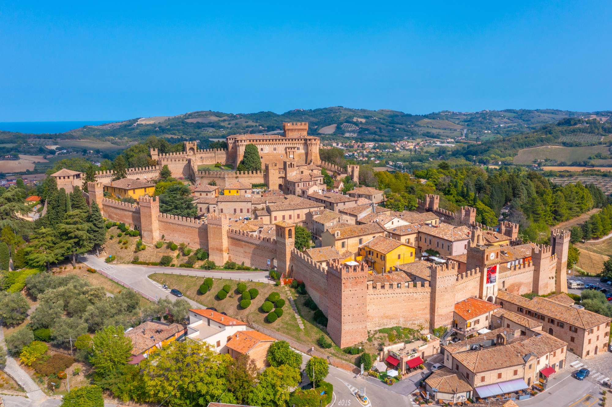 Dvorac Gradara, Rocca di Gradara, srednjovjekovna utvrda Italija, obitelj Malatesta, obitelj Sforza, Paolo i Francesca, Dante Alighieri, Božanstvena komedija, srednjovjekovna arhitektura, Marche regija, Emilia Romagna, povijesni dvorci Italije, legende i povijest, kulturna baština Italije, Gradara Castle, Rocca di Gradara, medieval fortress Italy, Malatesta family, Sforza family, Paolo and Francesca, Dante Alighieri, Divine Comedy, medieval architecture, Marche region, Emilia Romagna, historic castles of Italy, legends and history, cultural heritage of Italy