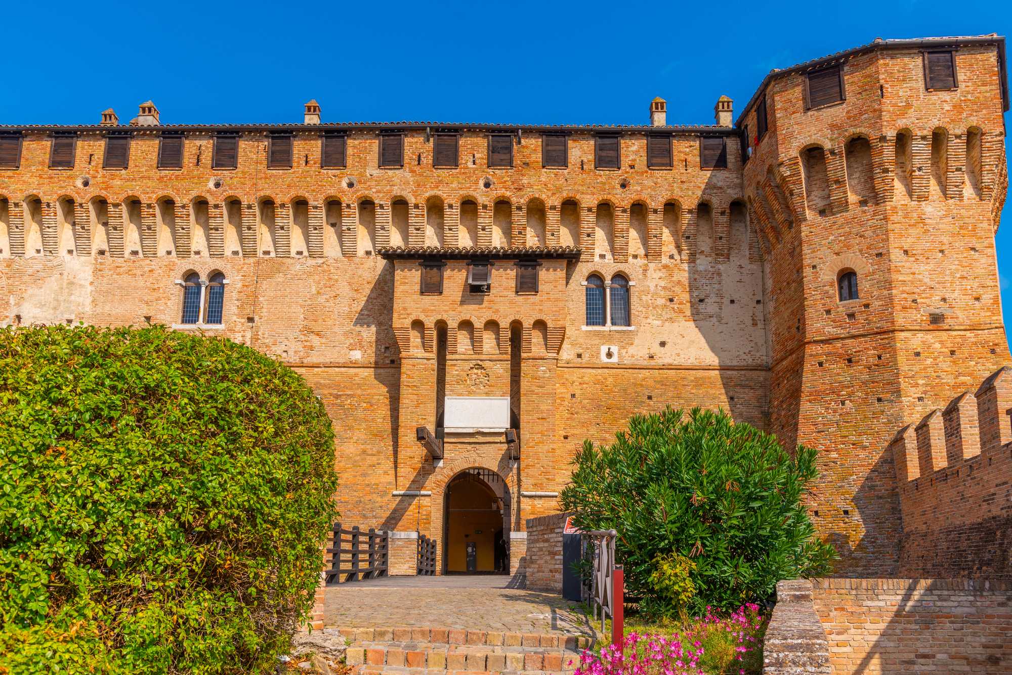 Dvorac Gradara, Rocca di Gradara, srednjovjekovna utvrda Italija, obitelj Malatesta, obitelj Sforza, Paolo i Francesca, Dante Alighieri, Božanstvena komedija, srednjovjekovna arhitektura, Marche regija, Emilia Romagna, povijesni dvorci Italije, legende i povijest, kulturna baština Italije, Gradara Castle, Rocca di Gradara, medieval fortress Italy, Malatesta family, Sforza family, Paolo and Francesca, Dante Alighieri, Divine Comedy, medieval architecture, Marche region, Emilia Romagna, historic castles of Italy, legends and history, cultural heritage of Italy