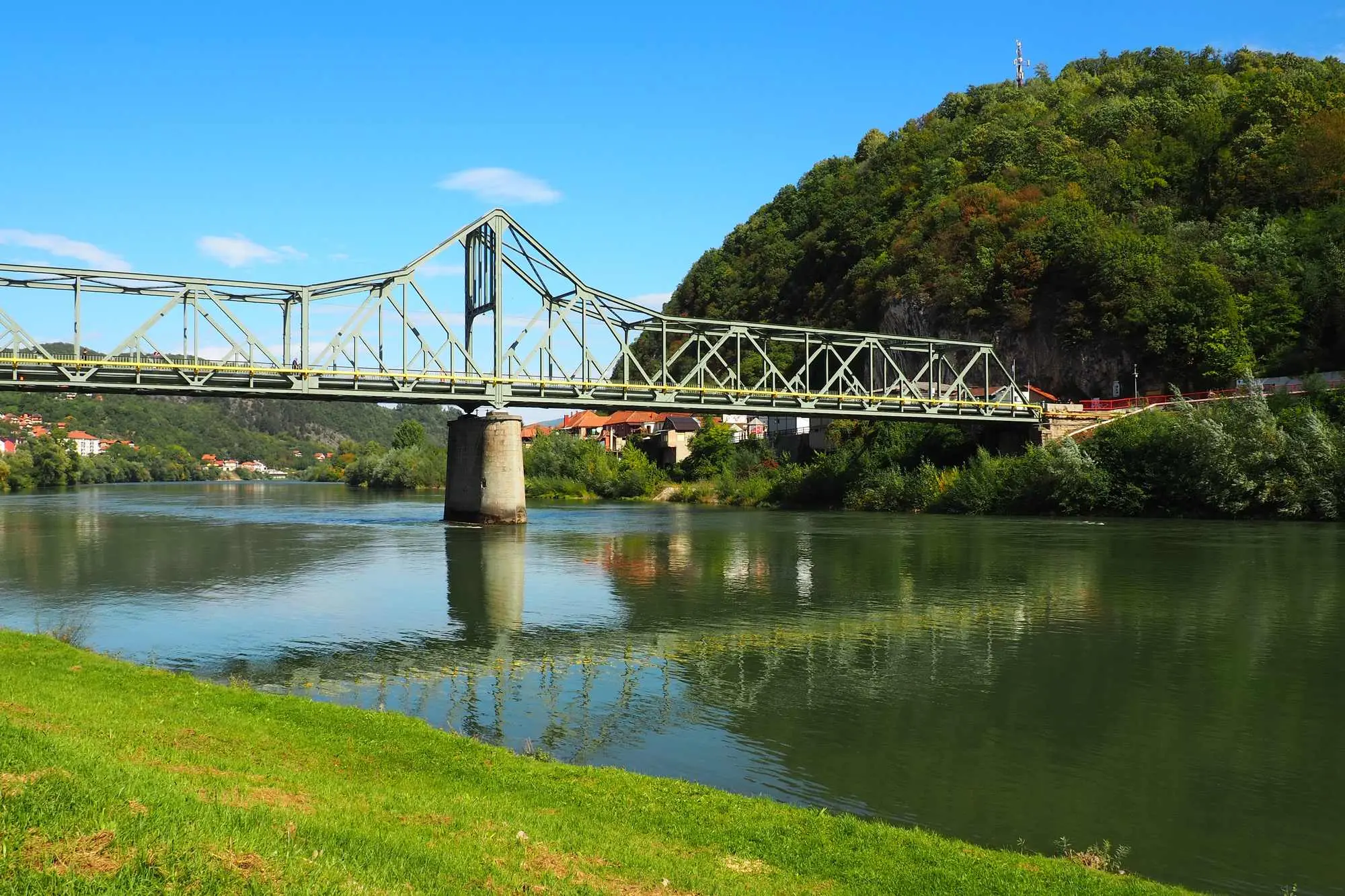 Zvornik, Mali Zvornik, rijeka Drina, tvrđava Zvornik, Kula Gradina, Careva džamija Zvornik, Podzemni grad Karađorđevića, Orlovine arheološko nalazište, arheološko nalazište Mali Zvornik, Most kralja Aleksandra I Karađorđevića, Radaljsko jezero, Radaljska banja, Zvornik, Mali Zvornik, Drina River, Zvornik Fortress, Gradina Tower, Tsar's Mosque Zvornik, Underground City of Karađorđević, Orlovine Archaeological Site, Mali Zvornik Archaeological Site, Bridge of King Aleksandar I Karađorđević, Radalj Lake, Radalj Spa,