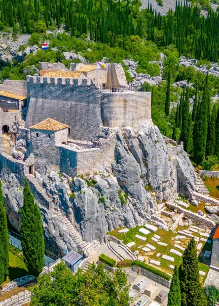 Sokol grad, Konavle, Dubrovačka Republika, Konavle, srednjovjekovna utvrda, Dubrovačka Republika, obrambeni sustav Dubrovačkog zaljeva, povijest Konavala, granice Dubrovnika, utvrde u južnoj Hrvatskoj, Sokol grad, Konavle, Republic of Dubrovnik, Konavle, medieval fortress, Republic of Dubrovnik, defense system of the Bay of Dubrovnik, history of Konavle, borders of Dubrovnik, fortresses in southern Croatia,