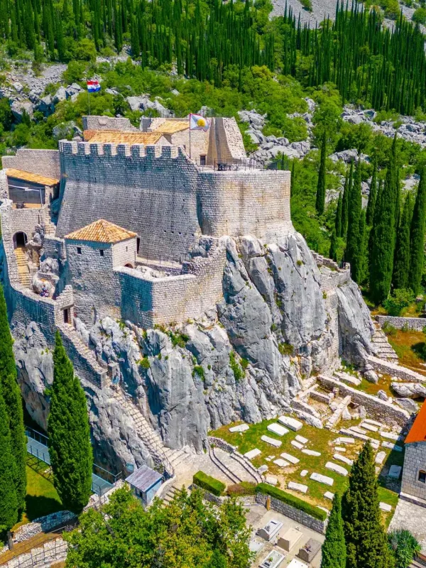 Sokol grad, Konavle, Dubrovačka Republika, Konavle, srednjovjekovna utvrda, Dubrovačka Republika, obrambeni sustav Dubrovačkog zaljeva, povijest Konavala, granice Dubrovnika, utvrde u južnoj Hrvatskoj, Sokol grad, Konavle, Republic of Dubrovnik, Konavle, medieval fortress, Republic of Dubrovnik, defense system of the Bay of Dubrovnik, history of Konavle, borders of Dubrovnik, fortresses in southern Croatia,