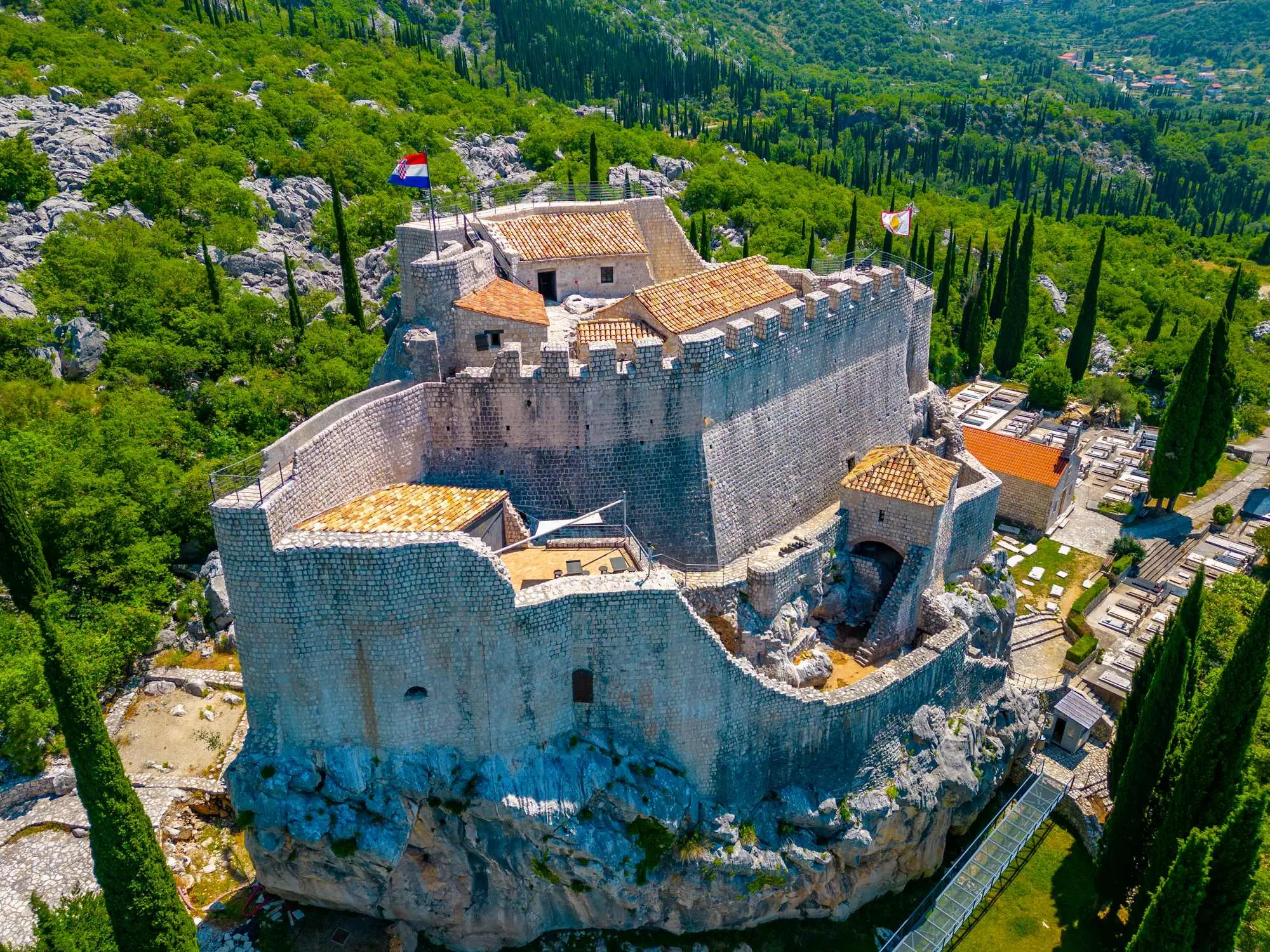 Sokol grad, Konavle, Dubrovačka Republika, Konavle, srednjovjekovna utvrda, Dubrovačka Republika, obrambeni sustav Dubrovačkog zaljeva, povijest Konavala, granice Dubrovnika, utvrde u južnoj Hrvatskoj, Sokol grad, Konavle, Republic of Dubrovnik, Konavle, medieval fortress, Republic of Dubrovnik, defense system of the Bay of Dubrovnik, history of Konavle, borders of Dubrovnik, fortresses in southern Croatia,