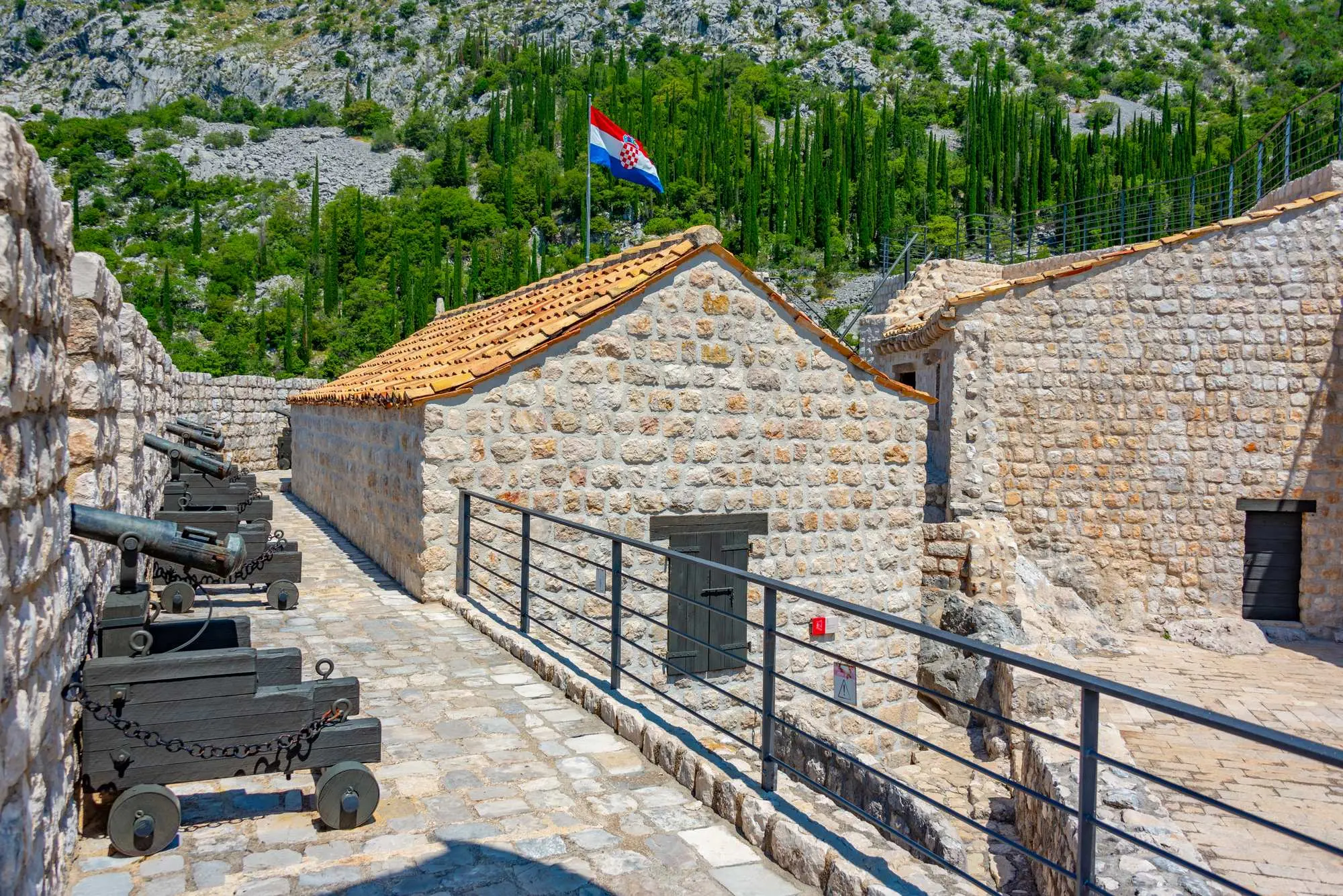 Sokol grad, Konavle, Dubrovačka Republika, Konavle, srednjovjekovna utvrda, Dubrovačka Republika, obrambeni sustav Dubrovačkog zaljeva, povijest Konavala, granice Dubrovnika, utvrde u južnoj Hrvatskoj, Sokol grad, Konavle, Republic of Dubrovnik, Konavle, medieval fortress, Republic of Dubrovnik, defense system of the Bay of Dubrovnik, history of Konavle, borders of Dubrovnik, fortresses in southern Croatia,