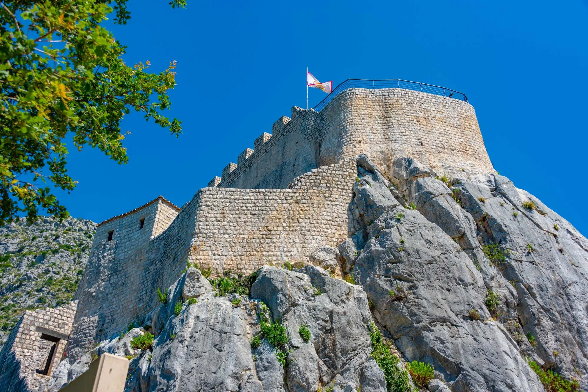 Sokol grad, Konavle, Dubrovačka Republika, Konavle, srednjovjekovna utvrda, Dubrovačka Republika, obrambeni sustav Dubrovačkog zaljeva, povijest Konavala, granice Dubrovnika, utvrde u južnoj Hrvatskoj, Sokol grad, Konavle, Republic of Dubrovnik, Konavle, medieval fortress, Republic of Dubrovnik, defense system of the Bay of Dubrovnik, history of Konavle, borders of Dubrovnik, fortresses in southern Croatia,