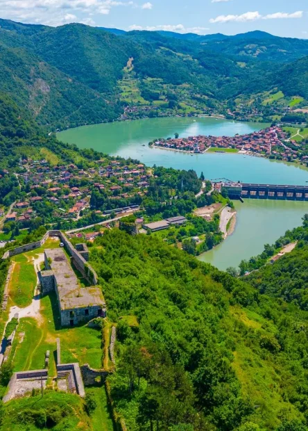 Zvornik, Mali Zvornik, rijeka Drina, tvrđava Zvornik, Kula Gradina, Careva džamija Zvornik, Podzemni grad Karađorđevića, Orlovine arheološko nalazište, arheološko nalazište Mali Zvornik, Most kralja Aleksandra I Karađorđevića, Radaljsko jezero, Radaljska banja, Zvornik, Mali Zvornik, Drina River, Zvornik Fortress, Gradina Tower, Tsar's Mosque Zvornik, Underground City of Karađorđević, Orlovine Archaeological Site, Mali Zvornik Archaeological Site, Bridge of King Aleksandar I Karađorđević, Radalj Lake, Radalj Spa,