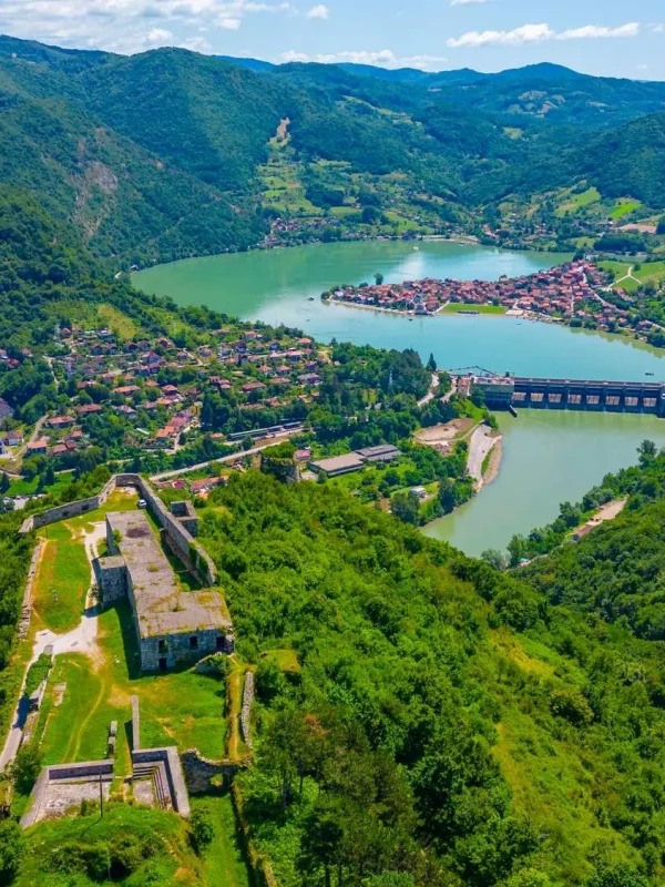 Zvornik, Mali Zvornik, rijeka Drina, tvrđava Zvornik, Kula Gradina, Careva džamija Zvornik, Podzemni grad Karađorđevića, Orlovine arheološko nalazište, arheološko nalazište Mali Zvornik, Most kralja Aleksandra I Karađorđevića, Radaljsko jezero, Radaljska banja, Zvornik, Mali Zvornik, Drina River, Zvornik Fortress, Gradina Tower, Tsar's Mosque Zvornik, Underground City of Karađorđević, Orlovine Archaeological Site, Mali Zvornik Archaeological Site, Bridge of King Aleksandar I Karađorđević, Radalj Lake, Radalj Spa,