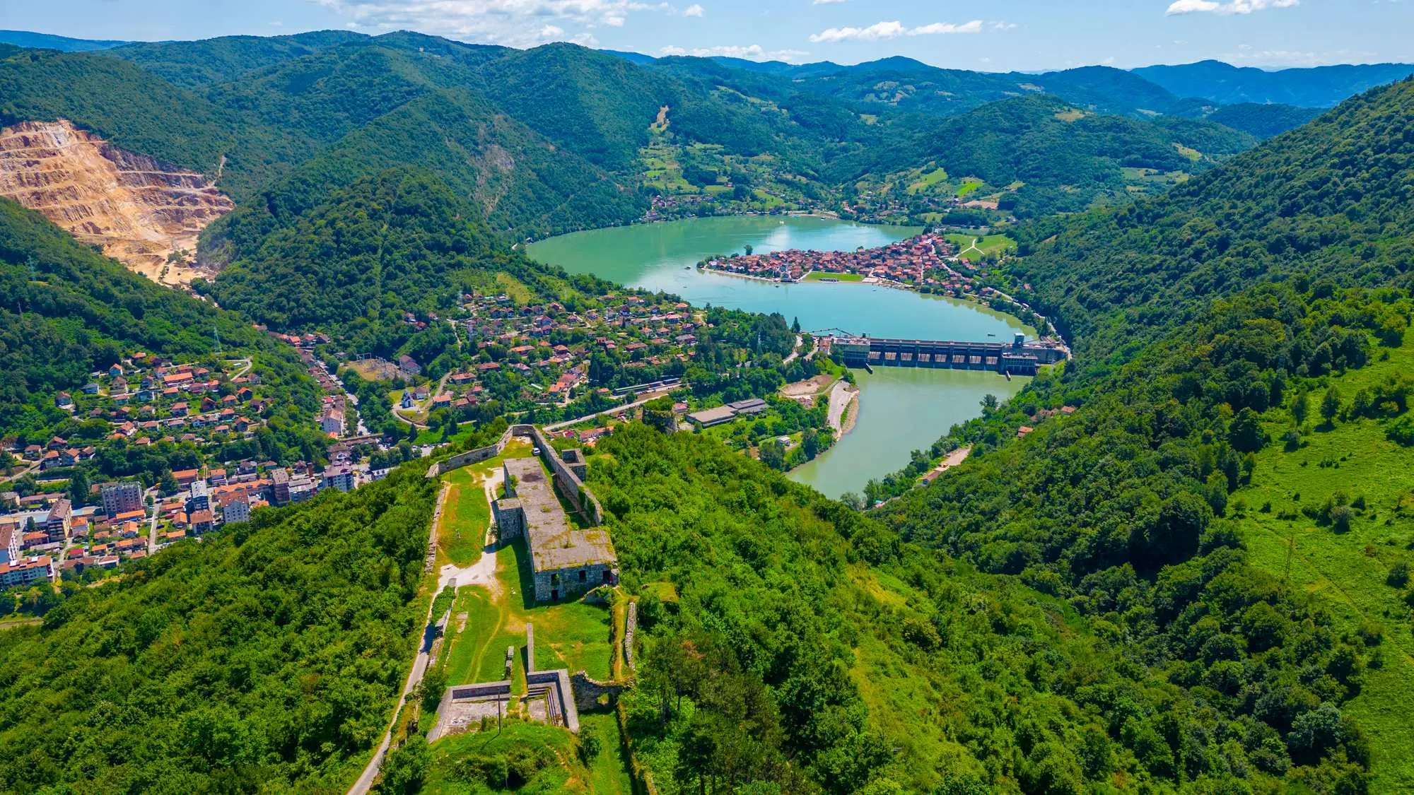 Zvornik, Mali Zvornik, rijeka Drina, tvrđava Zvornik, Kula Gradina, Careva džamija Zvornik, Podzemni grad Karađorđevića, Orlovine arheološko nalazište, arheološko nalazište Mali Zvornik, Most kralja Aleksandra I Karađorđevića, Radaljsko jezero, Radaljska banja, Zvornik, Mali Zvornik, Drina River, Zvornik Fortress, Gradina Tower, Tsar's Mosque Zvornik, Underground City of Karađorđević, Orlovine Archaeological Site, Mali Zvornik Archaeological Site, Bridge of King Aleksandar I Karađorđević, Radalj Lake, Radalj Spa,