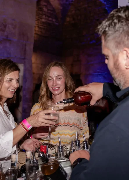 Advent u Splitu, podzemno izdanje, Dioklecijanova palača, carski podrumi, blagdanska atmosfera, eno gastro iskustvo, wine and walk festival Split Underground, Dalmacija, vina pića i delicije, izlagači iz Slovenije Bosne i Hercegovine i Hrvatske, dalmatinska premijera, glazbeni program, C strana, Jelena Buble, Antonio Dragojević, humanitarni festival, Udruga Srce Split, paint and wine radionice, Art Bottega Studio, digitalna vinska izložba umjetna inteligencija, VIVAX, mjerenje alkohola Mick Dreger, neograničene degustacije, festivalska vinska čaša, Leda voda, mini katalog, nagradna igra, Hotel Dunatovi dvori Ugljan, Kurija Janković, Entrio pretprodaja, Dioklecijanovi podrumi Split