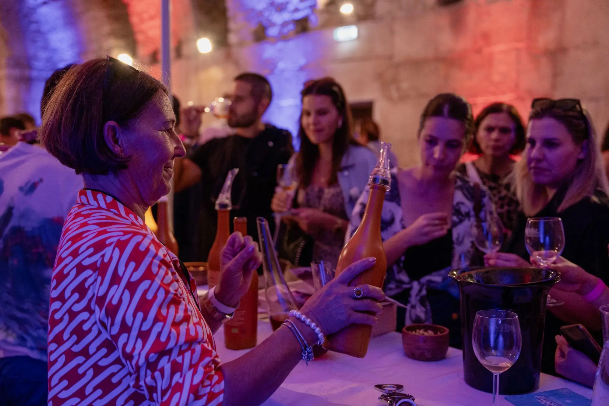 Advent u Splitu, podzemno izdanje, Dioklecijanova palača, carski podrumi, blagdanska atmosfera, eno gastro iskustvo, wine and walk festival Split Underground, Dalmacija, vina pića i delicije, izlagači iz Slovenije Bosne i Hercegovine i Hrvatske, dalmatinska premijera, glazbeni program, C strana, Jelena Buble, Antonio Dragojević, humanitarni festival, Udruga Srce Split, paint and wine radionice, Art Bottega Studio, digitalna vinska izložba umjetna inteligencija, VIVAX, mjerenje alkohola Mick Dreger, neograničene degustacije, festivalska vinska čaša, Leda voda, mini katalog, nagradna igra, Hotel Dunatovi dvori Ugljan, Kurija Janković, Entrio pretprodaja, Dioklecijanovi podrumi Split