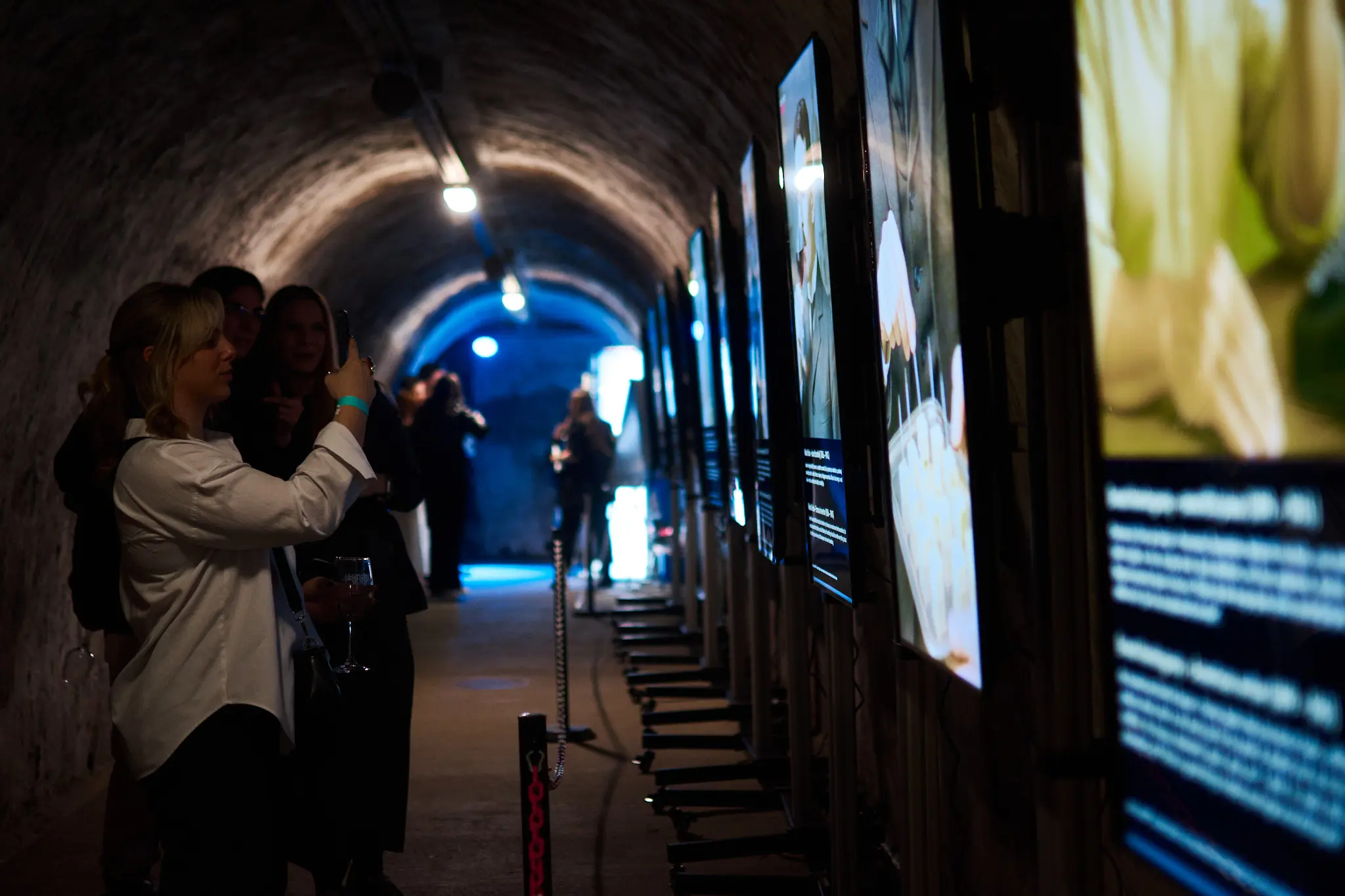 Advent u Splitu, podzemno izdanje, Dioklecijanova palača, carski podrumi, blagdanska atmosfera, eno gastro iskustvo, wine and walk festival Split Underground, Dalmacija, vina pića i delicije, izlagači iz Slovenije Bosne i Hercegovine i Hrvatske, dalmatinska premijera, glazbeni program, C strana, Jelena Buble, Antonio Dragojević, humanitarni festival, Udruga Srce Split, paint and wine radionice, Art Bottega Studio, digitalna vinska izložba umjetna inteligencija, VIVAX, mjerenje alkohola Mick Dreger, neograničene degustacije, festivalska vinska čaša, Leda voda, mini katalog, nagradna igra, Hotel Dunatovi dvori Ugljan, Kurija Janković, Entrio pretprodaja, Dioklecijanovi podrumi Split