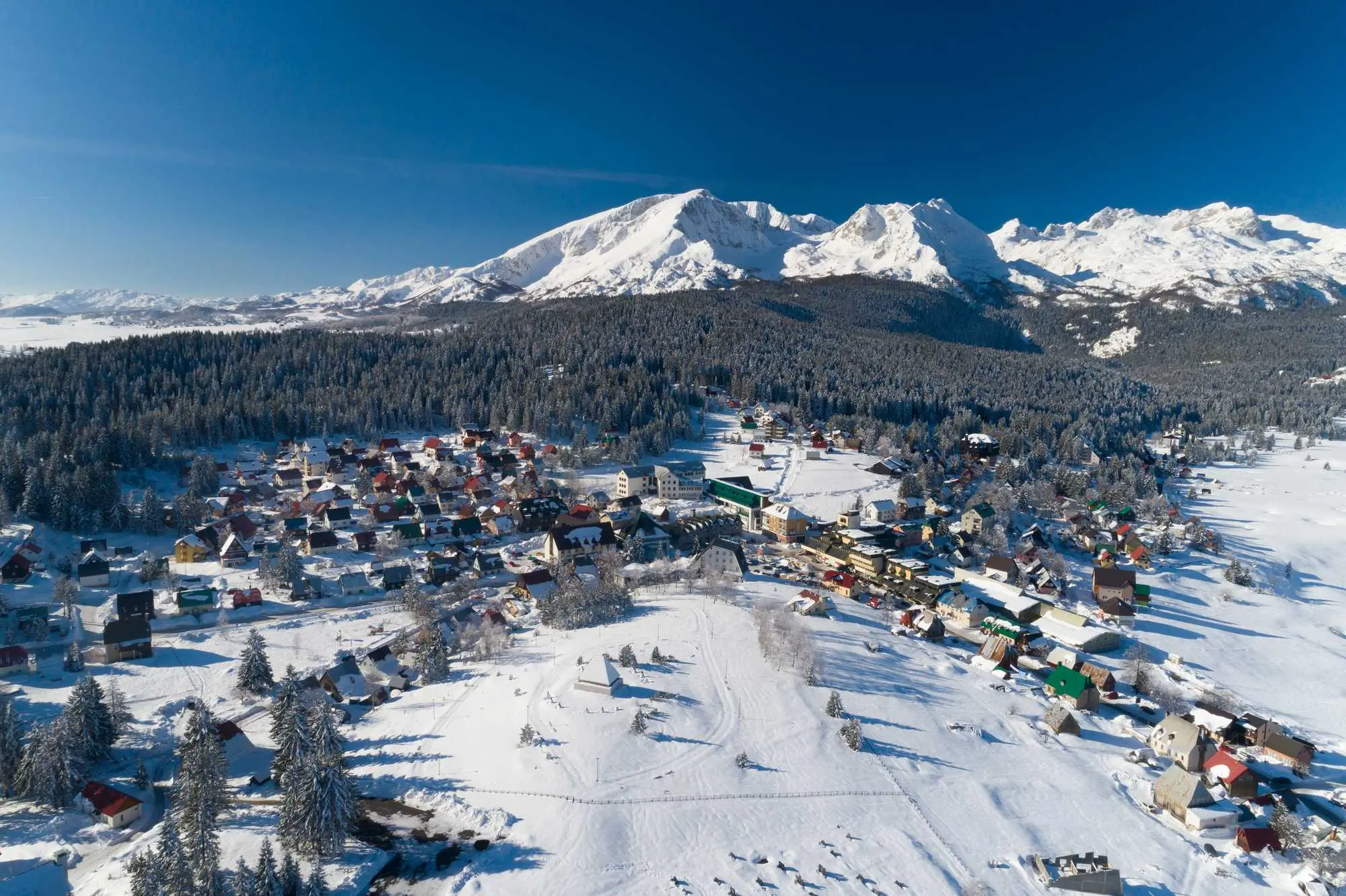 Žabljak, Žabljak Crna Gora, Durmitor, Crno jezero, kanjon rijeke Tare, Savin Kuk, Ćurevac, planinski turizam, priroda Crne Gore, turističke atrakcije Žabljak, Žabljak Montenegro, Durmitor National Park, Black Lake Montenegro, Tara River canyon, Savin Kuk ski resort, Ćurevac viewpoint, Montenegro mountain travel, nature tourism Montenegro, Žabljak travel