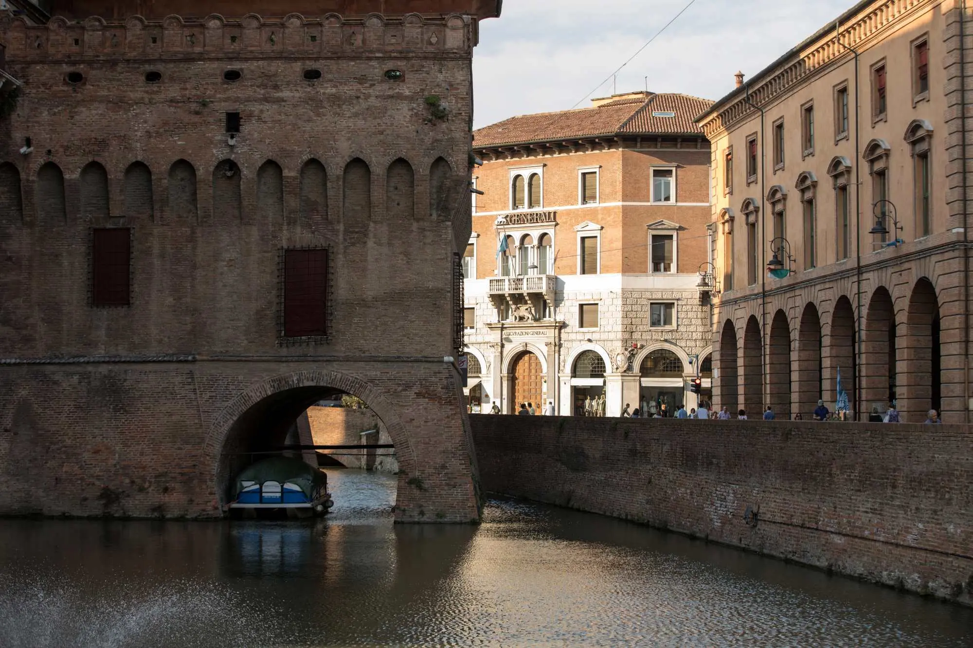 Estenska tvrđava, Ferrara, obitelj Este, Niccolò II d Este, Bartolino da Novara, renesansa u Italiji, srednjovjekovne tvrđave, talijanska povijest, dvorci u Italiji, Papinska Država, Giulio d Este, kulturna baština Ferrare, Estense Fortress, Ferrara, Este family, Niccolò II d Este, Bartolino da Novara, Italian Renaissance, medieval fortresses, Italian history, castles in Italy, Papal States, Giulio d Este, Ferrara heritage