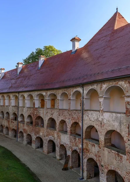 najveći dvorac u Sloveniji, Dvorac Grad, Grad Goričko, dvorci u Sloveniji, Prekmurje, Goričko, srednjovjekovni dvorci, povijest Slovenije, ugarsko plemstvo, fortifikacijska arhitektura, kulturna baština Slovenije, Park prirode Goričko, largest castle in Slovenia, Grad Castle, Goričko Town, castles in Slovenia, Prekmurje, Goričko, medieval castles, history of Slovenia, Hungarian nobility, fortification architecture, cultural heritage of Slovenia, Goričko Nature Park,