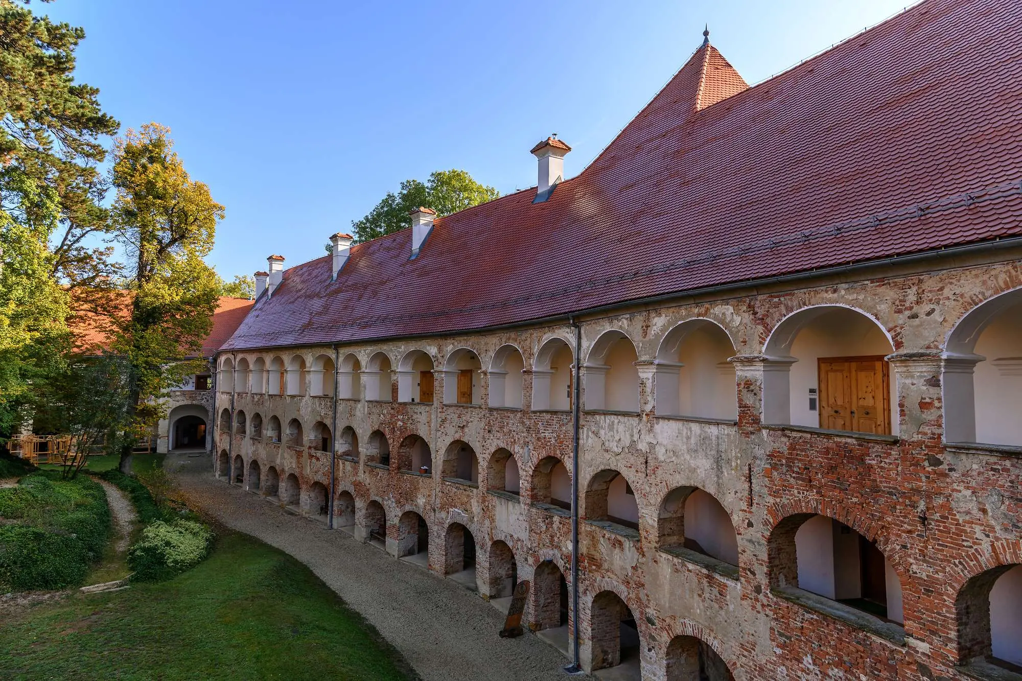 najveći dvorac u Sloveniji, Dvorac Grad, Grad Goričko, dvorci u Sloveniji, Prekmurje, Goričko, srednjovjekovni dvorci, povijest Slovenije, ugarsko plemstvo, fortifikacijska arhitektura, kulturna baština Slovenije, Park prirode Goričko, largest castle in Slovenia, Grad Castle, Goričko Town, castles in Slovenia, Prekmurje, Goričko, medieval castles, history of Slovenia, Hungarian nobility, fortification architecture, cultural heritage of Slovenia, Goričko Nature Park,