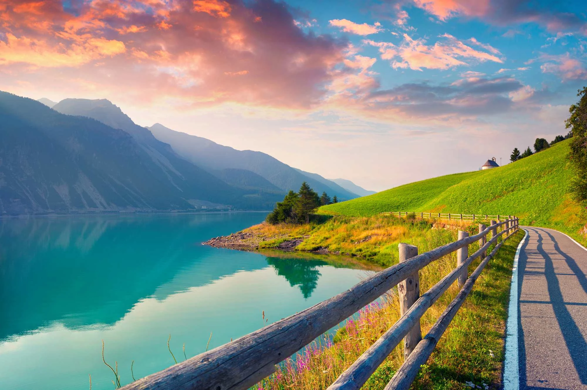 Jezero Resia, potopljeno selo Graun, Južni Tirol, Reschenpass, Vinschgau dolina, umjetno jezero Italija, toranj crkve u jezeru, Resia Italija, Lake Resia, flooded village Graun, South Tyrol, Reschenpass, Vinschgau valley, artificial lake Italy, church tower in lake, Resia Italy
