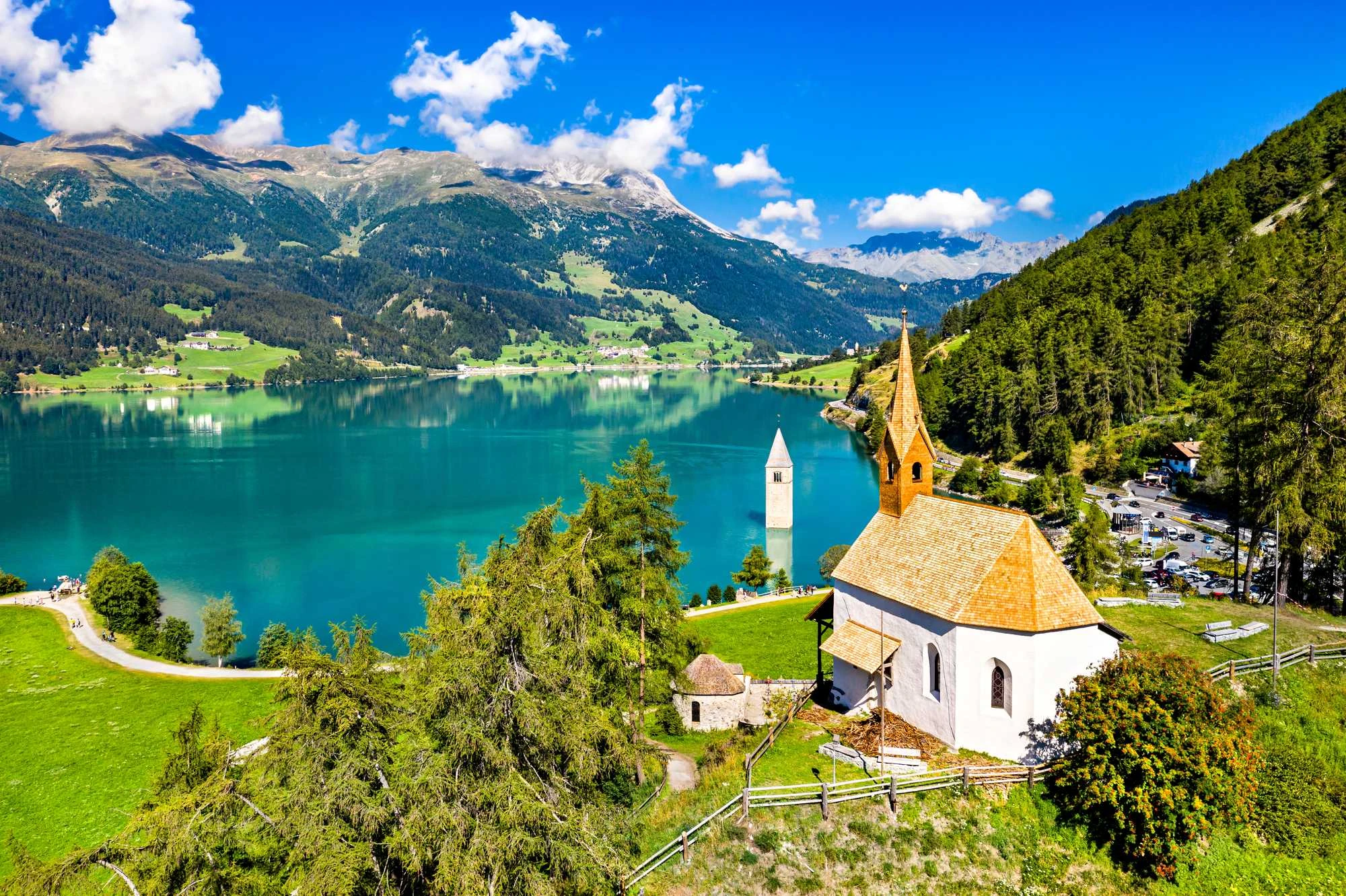 Jezero Resia, potopljeno selo Graun, Južni Tirol, Reschenpass, Vinschgau dolina, umjetno jezero Italija, toranj crkve u jezeru, Resia Italija, Lake Resia, flooded village Graun, South Tyrol, Reschenpass, Vinschgau valley, artificial lake Italy, church tower in lake, Resia Italy