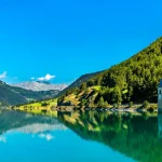 Jezero Resia, potopljeno selo Graun, Južni Tirol, Reschenpass, Vinschgau dolina, umjetno jezero Italija, toranj crkve u jezeru, Resia Italija, Lake Resia, flooded village Graun, South Tyrol, Reschenpass, Vinschgau valley, artificial lake Italy, church tower in lake, Resia Italy