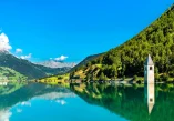 Jezero Resia, potopljeno selo Graun, Južni Tirol, Reschenpass, Vinschgau dolina, umjetno jezero Italija, toranj crkve u jezeru, Resia Italija, Lake Resia, flooded village Graun, South Tyrol, Reschenpass, Vinschgau valley, artificial lake Italy, church tower in lake, Resia Italy