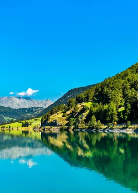 Jezero Resia, potopljeno selo Graun, Južni Tirol, Reschenpass, Vinschgau dolina, umjetno jezero Italija, toranj crkve u jezeru, Resia Italija, Lake Resia, flooded village Graun, South Tyrol, Reschenpass, Vinschgau valley, artificial lake Italy, church tower in lake, Resia Italy