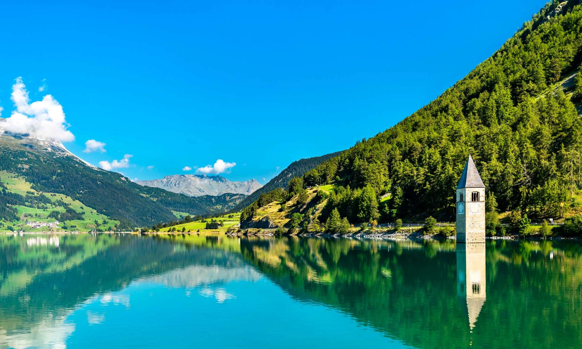 Jezero Resia, potopljeno selo Graun, Južni Tirol, Reschenpass, Vinschgau dolina, umjetno jezero Italija, toranj crkve u jezeru, Resia Italija, Lake Resia, flooded village Graun, South Tyrol, Reschenpass, Vinschgau valley, artificial lake Italy, church tower in lake, Resia Italy