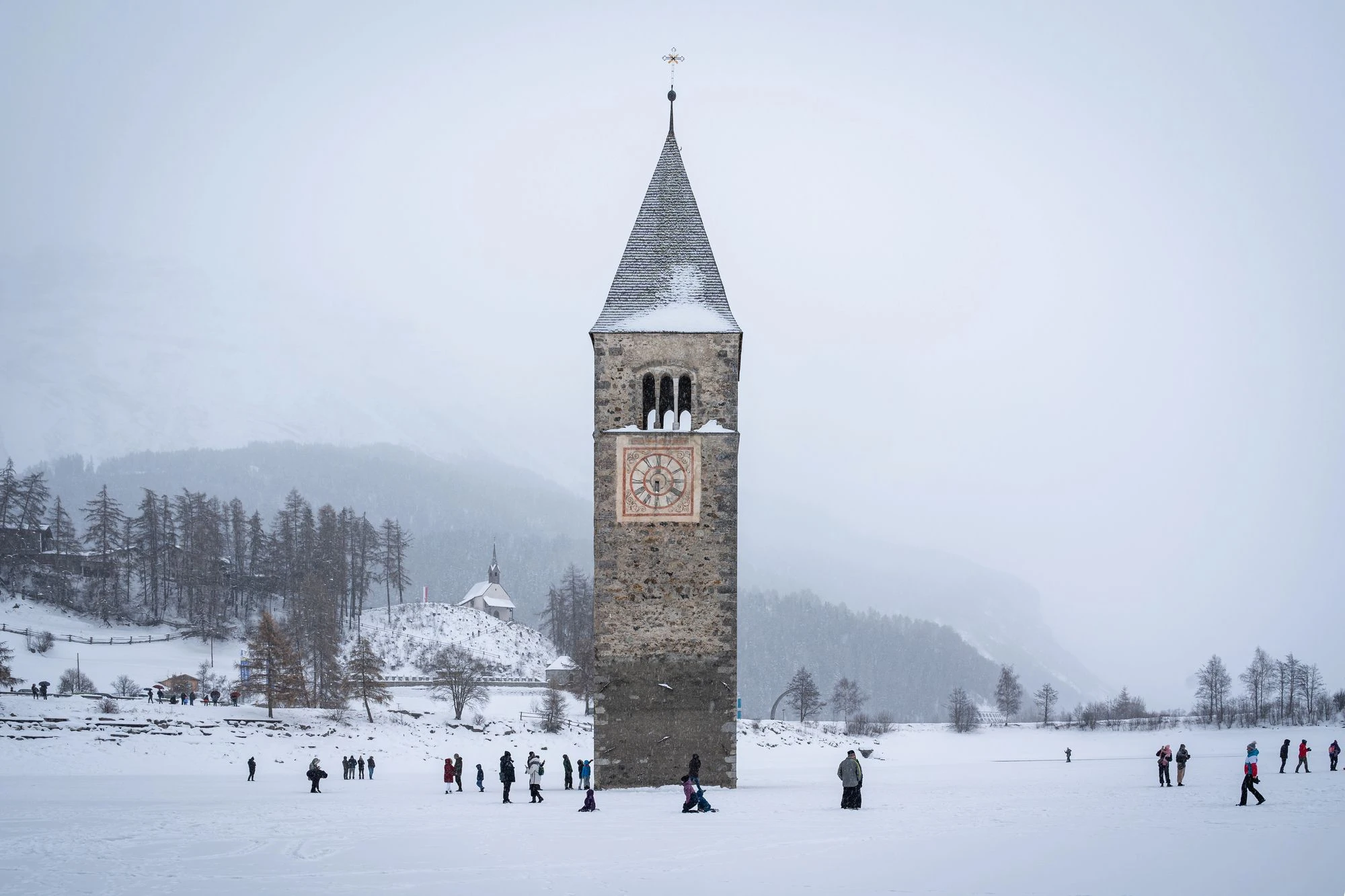 Jezero Resia, potopljeno selo Graun, Južni Tirol, Reschenpass, Vinschgau dolina, umjetno jezero Italija, toranj crkve u jezeru, Resia Italija, Lake Resia, flooded village Graun, South Tyrol, Reschenpass, Vinschgau valley, artificial lake Italy, church tower in lake, Resia Italy