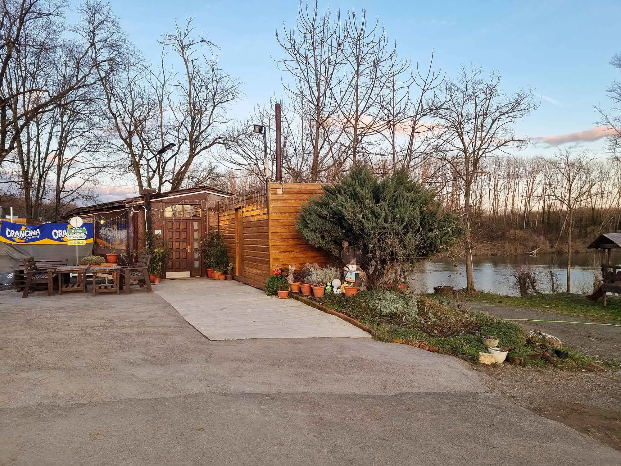 Mlinski Kamen, restoran Petrinja, izletište uz rijeku, domaća hrana, riječna riba, mesna plata, gastronomija Banovine, restorani u prirodi,izletišta blizu Zagreba, restoran sisak, Mlinski Kamen, Petrinja restaurant, riverside restaurant, traditional Croatian food, river fish, meat platter, Banovina gastronomy, countryside dining, picnic spots near Zagreb, Sisak restaurant,