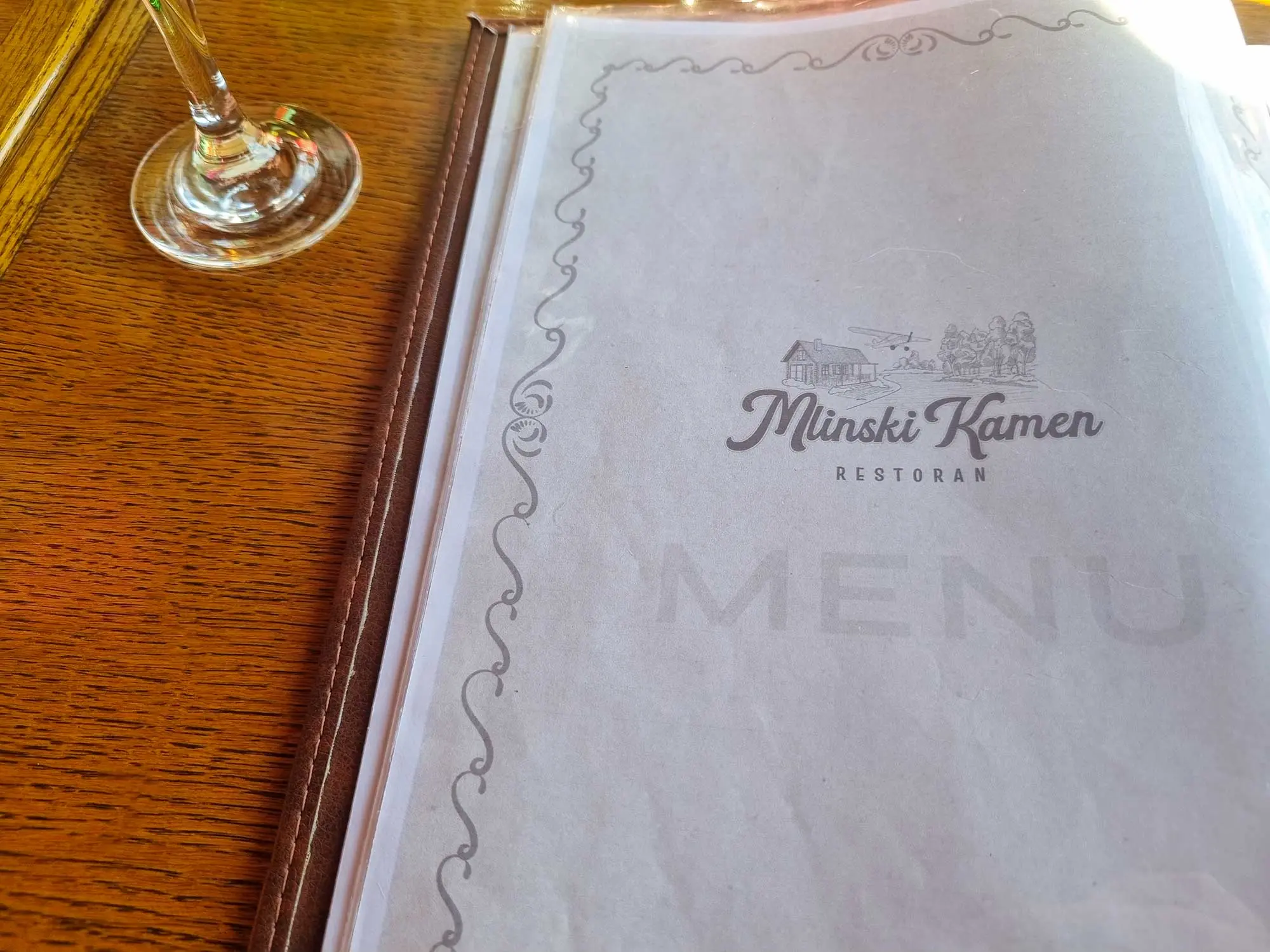 Mlinski Kamen, restoran Petrinja, izletište uz rijeku, domaća hrana, riječna riba, mesna plata, gastronomija Banovine, restorani u prirodi,izletišta blizu Zagreba, restoran sisak, Mlinski Kamen, Petrinja restaurant, riverside restaurant, traditional Croatian food, river fish, meat platter, Banovina gastronomy, countryside dining, picnic spots near Zagreb, Sisak restaurant,