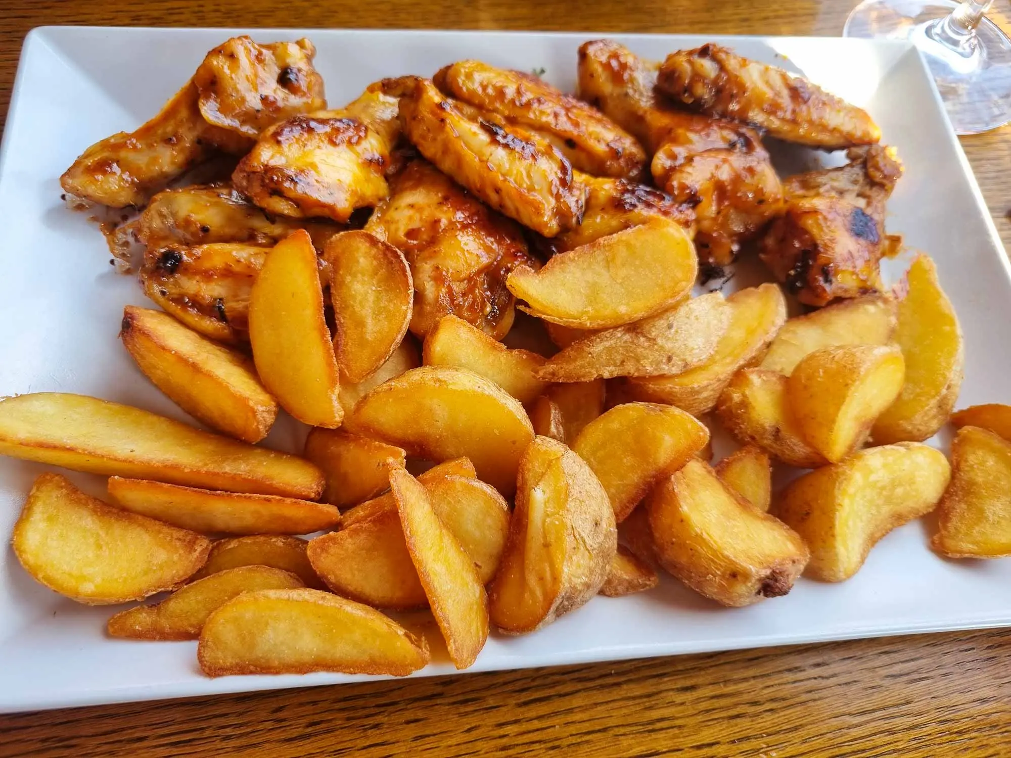 Mlinski Kamen, restoran Petrinja, izletište uz rijeku, domaća hrana, riječna riba, mesna plata, gastronomija Banovine, restorani u prirodi,izletišta blizu Zagreba, restoran sisak, Mlinski Kamen, Petrinja restaurant, riverside restaurant, traditional Croatian food, river fish, meat platter, Banovina gastronomy, countryside dining, picnic spots near Zagreb, Sisak restaurant,