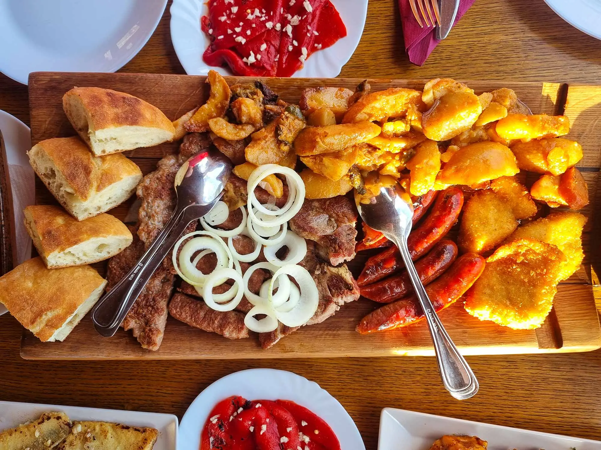 Mlinski Kamen, restoran Petrinja, izletište uz rijeku, domaća hrana, riječna riba, mesna plata, gastronomija Banovine, restorani u prirodi,izletišta blizu Zagreba, restoran sisak, Mlinski Kamen, Petrinja restaurant, riverside restaurant, traditional Croatian food, river fish, meat platter, Banovina gastronomy, countryside dining, picnic spots near Zagreb, Sisak restaurant,