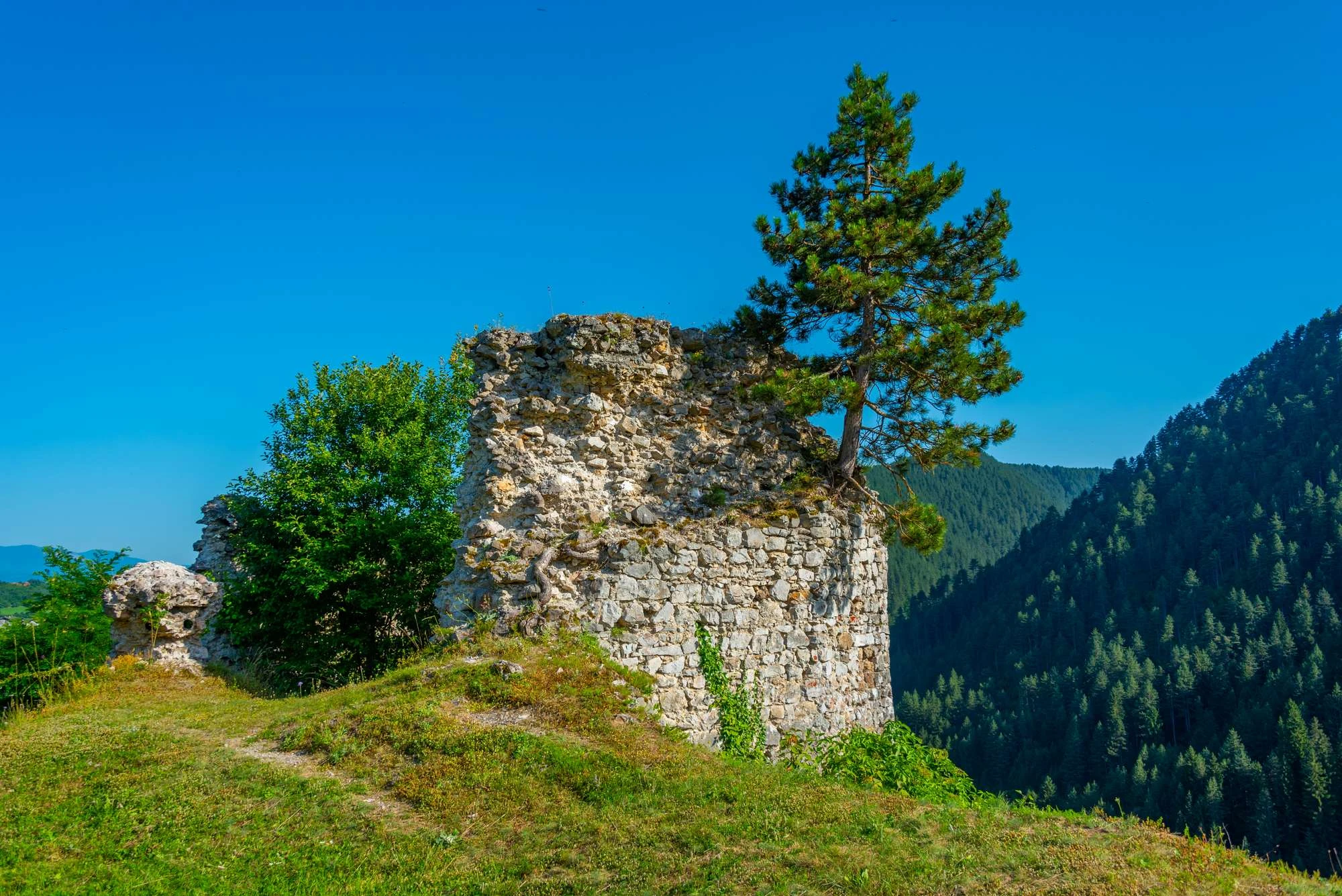 Donji Vakuf, Utvrda Prusac, Stari grad Prusac, tvrđava Prusac Donji Vakuf, srednjovjekovne utvrde Bosne i Hercegovine, bosansko kraljevstvo, Kotromanići, Hrvatinići, kralj Tvrtko I, ban Stjepan II Kotromanić, srednjovjekovna Bosna, obrambeni sustav Bosne, osmansko osvajanje Bosne 1463, osmanske tvrđave u Bosni, Hasan Kjafija Pruščak, povijesna baština srednje Bosne, stare bosanske tvrđave, kulturno povijesni spomenici Bosne i Hercegovine, povijest Donjeg Vakufa, srednjovjekovni gradovi Bosne, Prusac Fortress, Old Town Prusac, Prusac fortress Donji Vakuf, medieval fortresses of Bosnia and Herzegovina, Bosnian Kingdom, Kotromanic dynasty, Hrvatinic family, King Tvrtko I of Bosnia, Ban Stephen II Kotromanic, medieval Bosnia, Bosnian defensive system, Ottoman conquest of Bosnia 1463, Ottoman fortresses in Bosnia, Hasan Kafija Pruscak, cultural heritage of central Bosnia, medieval towns of Bosnia, historical landmarks Bosnia and Herzegovina, history of Donji Vakuf, medieval Balkan fortifications, Donji Vakuf,