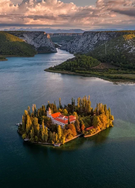 nacionalni parkovi Hrvatske, popis nacionalnih parkova, prirodne znamenitosti Hrvatske, Plitvička jezera, Krka, Paklenica, Risnjak, Sjeverni Velebit, Kornati, Mljet, Brijuni, zaštićena područja Hrvatske, Nacionalni park Plitvička jezera, Nacionalni park Krka, Nacionalni park Paklenica, Nacionalni park Sjeverni Velebit, Nacionalni park Risnjak, Nacionalni park Kornati, Nacionalni park Mljet, Nacionalni park Brijuni, national parks of Croatia, list of national parks, natural landmarks of Croatia, Plitvice Lakes, Krka, Paklenica, Risnjak, Northern Velebit, Kornati, Mljet, Brijuni, protected areas of Croatia, Plitvice Lakes National Park, Krka National Park, Paklenica National Park, Northern Velebit National Park, Risnjak National Park, Kornati National Park, Mljet National Park, Brijuni National Park