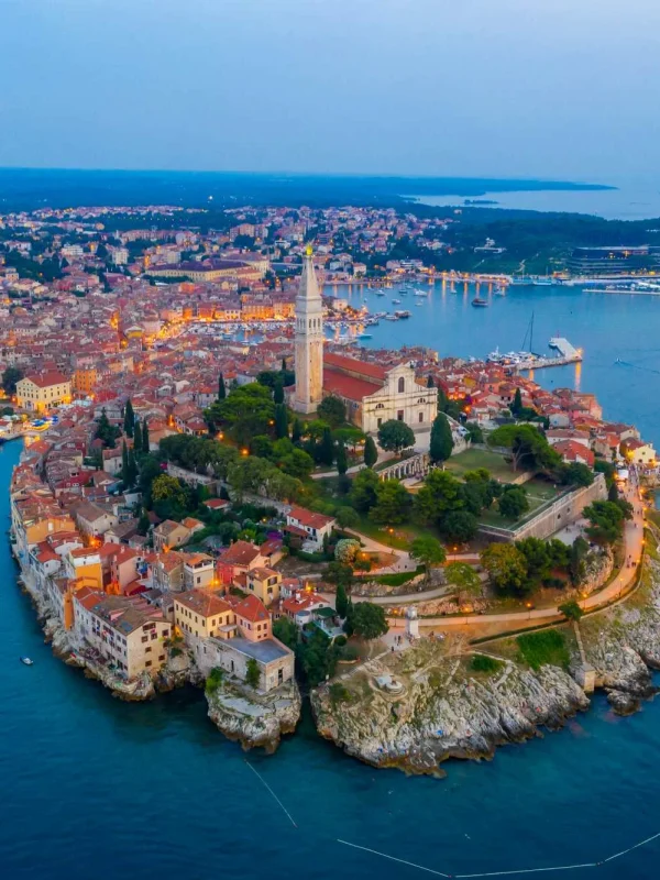 Crkva svete Eufemije Rovinj, sveta Eufemija, Rovinj povijest, rovinjski zvonik, sarkofag svete Eufemije, barokna crkva Istra, zaštitnica Rovinja, znamenitosti Rovinja, Rovinj, Crkva svete Eufemije, Church of Saint Euphemia Rovinj, Saint Euphemia, Rovinj history, Rovinj bell tower, sarcophagus of Saint Euphemia, Baroque church Istria, patron saint of Rovinj, landmarks in Rovinj, Rovinj, Rovinj church, Church of Saint Euphemia,