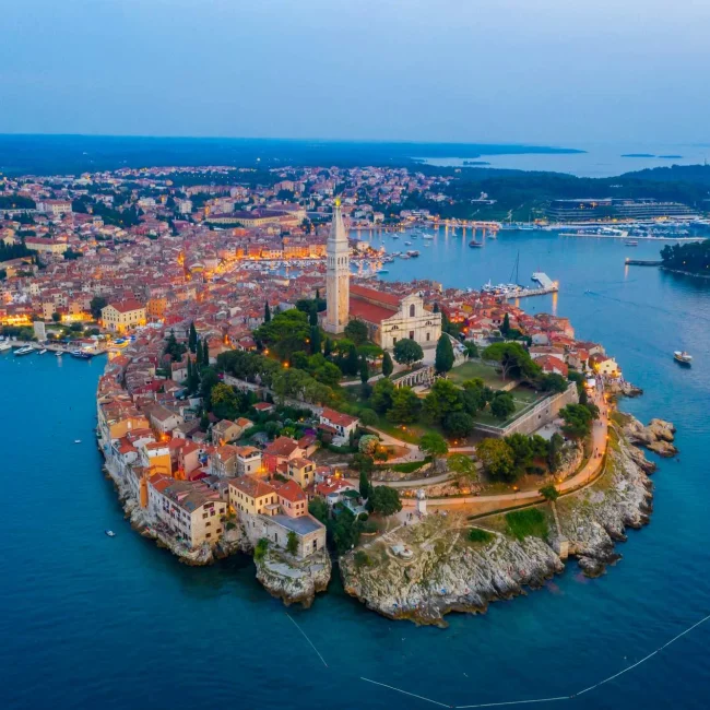 Crkva svete Eufemije Rovinj, sveta Eufemija, Rovinj povijest, rovinjski zvonik, sarkofag svete Eufemije, barokna crkva Istra, zaštitnica Rovinja, znamenitosti Rovinja, Rovinj, Crkva svete Eufemije, Church of Saint Euphemia Rovinj, Saint Euphemia, Rovinj history, Rovinj bell tower, sarcophagus of Saint Euphemia, Baroque church Istria, patron saint of Rovinj, landmarks in Rovinj, Rovinj, Rovinj church, Church of Saint Euphemia,