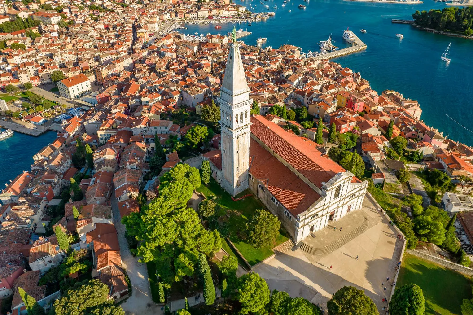 Crkva svete Eufemije Rovinj, sveta Eufemija, Rovinj povijest, rovinjski zvonik, sarkofag svete Eufemije, barokna crkva Istra, zaštitnica Rovinja, znamenitosti Rovinja, Rovinj, Crkva svete Eufemije, Church of Saint Euphemia Rovinj, Saint Euphemia, Rovinj history, Rovinj bell tower, sarcophagus of Saint Euphemia, Baroque church Istria, patron saint of Rovinj, landmarks in Rovinj, Rovinj, Rovinj church, Church of Saint Euphemia, 