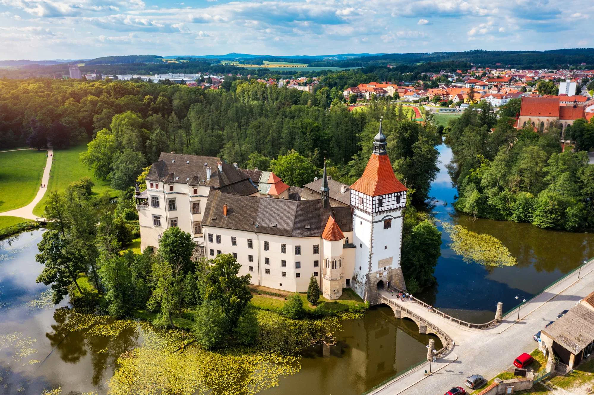 dvorac Trakai, dvorac Lavaux Sainte Anne, dvorac Sully sur Loire, dvorac Eilean Donan, dvorac Egeskov, dvorac Blatná, dvorac Scaligero u Sirmioneu, dvorac Hagenwil, dvorci na vodi u Europi, dvorci okruženi vodom, povijesni europski dvorci,dvorci na vodi,Trakai Island Castle, Château de Lavaux Sainte Anne, Château de Sully sur Loire, Eilean Donan Castle, Egeskov Castle, Blatná Castle, Scaligero Castle of Sirmione, Hagenwil Castle, castles on water in Europe, water surrounded castles, historic European castles