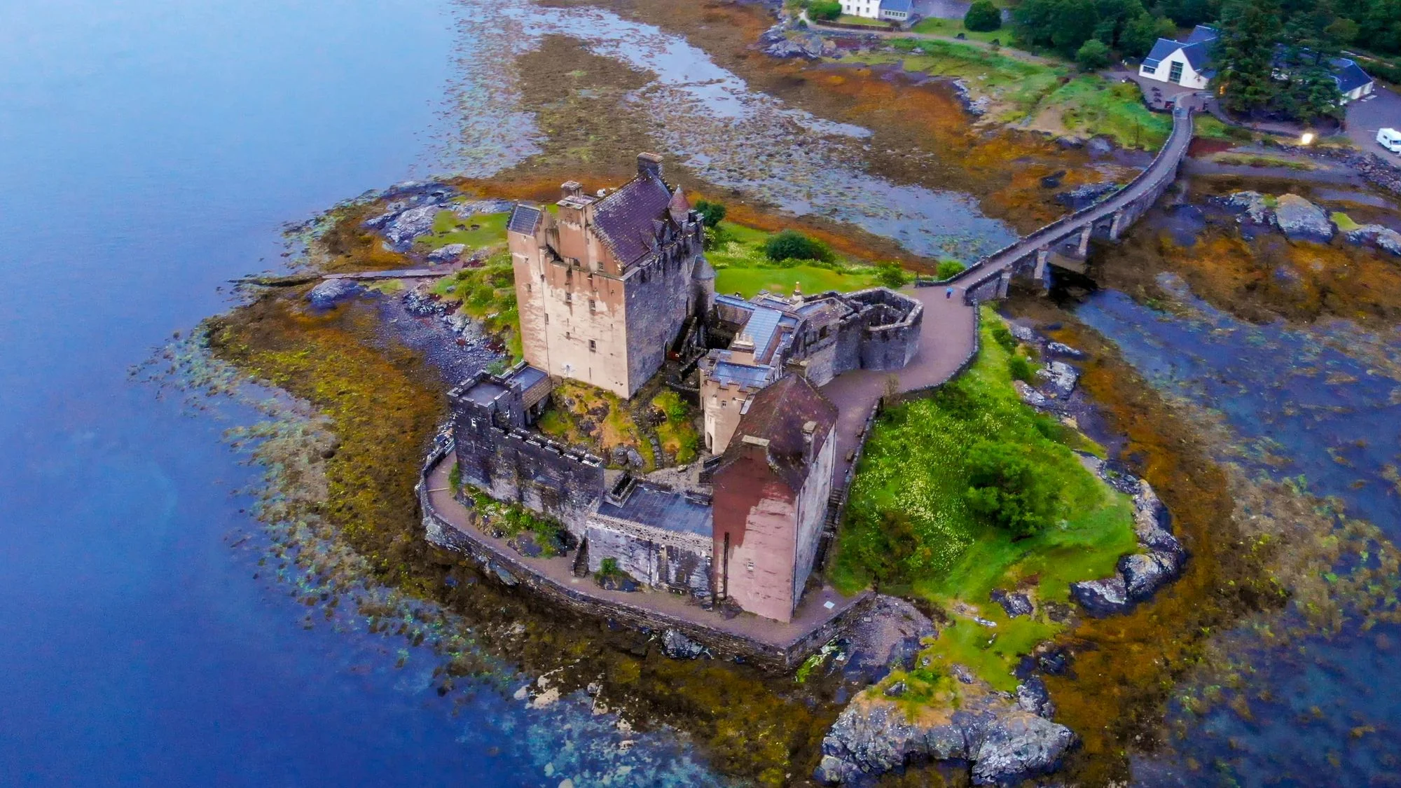 dvorac Trakai, dvorac Lavaux Sainte Anne, dvorac Sully sur Loire, dvorac Eilean Donan, dvorac Egeskov, dvorac Blatná, dvorac Scaligero u Sirmioneu, dvorac Hagenwil, dvorci na vodi u Europi, dvorci okruženi vodom, povijesni europski dvorci,dvorci na vodi,Trakai Island Castle, Château de Lavaux Sainte Anne, Château de Sully sur Loire, Eilean Donan Castle, Egeskov Castle, Blatná Castle, Scaligero Castle of Sirmione, Hagenwil Castle, castles on water in Europe, water surrounded castles, historic European castles