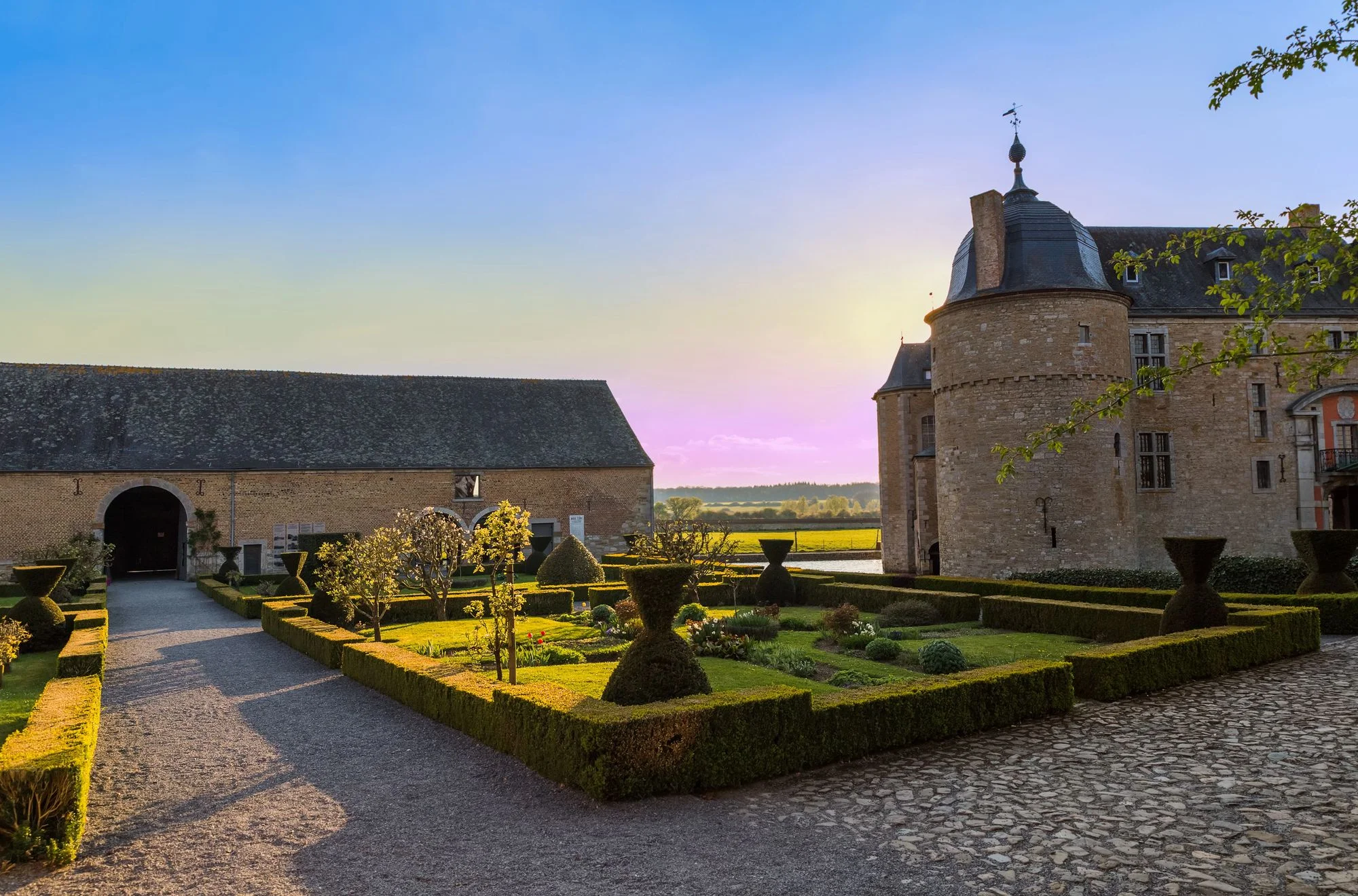 dvorac Trakai, dvorac Lavaux Sainte Anne, dvorac Sully sur Loire, dvorac Eilean Donan, dvorac Egeskov, dvorac Blatná, dvorac Scaligero u Sirmioneu, dvorac Hagenwil, dvorci na vodi u Europi, dvorci okruženi vodom, povijesni europski dvorci,dvorci na vodi,Trakai Island Castle, Château de Lavaux Sainte Anne, Château de Sully sur Loire, Eilean Donan Castle, Egeskov Castle, Blatná Castle, Scaligero Castle of Sirmione, Hagenwil Castle, castles on water in Europe, water surrounded castles, historic European castles
