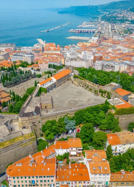 San Giusto Castle, Trieste, history of Trieste, Habsburg rule, city defense, medieval fortifications, port of Trieste, military architecture, Dvorac San Giusto, Trst, povijest Trsta, habsburška vlast, obrana grada, srednjovjekovne utvrde, luka Trst, vojna arhitektura