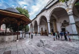 Najpoznatija džamija u Sarajevu, Gazi Husrev begova džamija, Baščaršija, osmanska arhitektura, Sarajevo povijest, islamska baština Bosne i Hercegovine, tašlihan, The most famous mosque in Sarajevo, Gazi Husrev beg Mosque, Baščaršija, Ottoman architecture, Sarajevo history, Islamic heritage of Bosnia and Herzegovina,