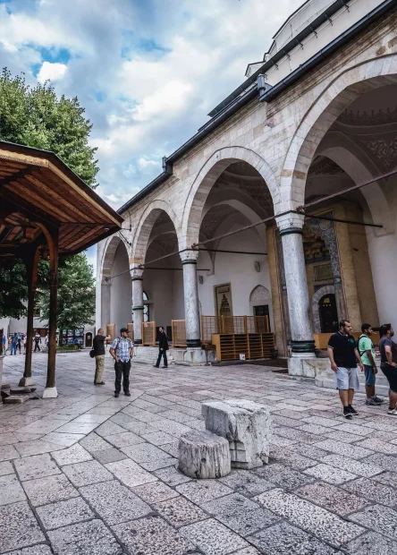 Najpoznatija džamija u Sarajevu, Gazi Husrev begova džamija, Baščaršija, osmanska arhitektura, Sarajevo povijest, islamska baština Bosne i Hercegovine, tašlihan, The most famous mosque in Sarajevo, Gazi Husrev beg Mosque, Baščaršija, Ottoman architecture, Sarajevo history, Islamic heritage of Bosnia and Herzegovina,