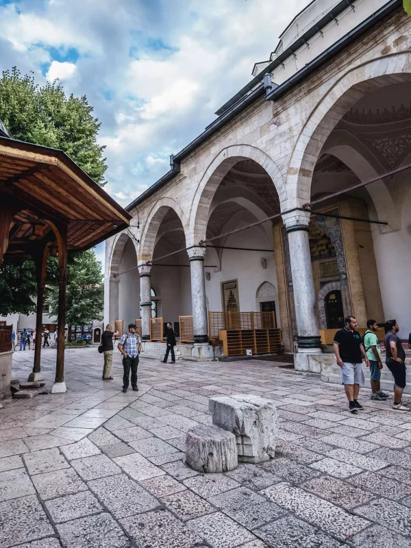 Najpoznatija džamija u Sarajevu, Gazi Husrev begova džamija, Baščaršija, osmanska arhitektura, Sarajevo povijest, islamska baština Bosne i Hercegovine, tašlihan, The most famous mosque in Sarajevo, Gazi Husrev beg Mosque, Baščaršija, Ottoman architecture, Sarajevo history, Islamic heritage of Bosnia and Herzegovina,