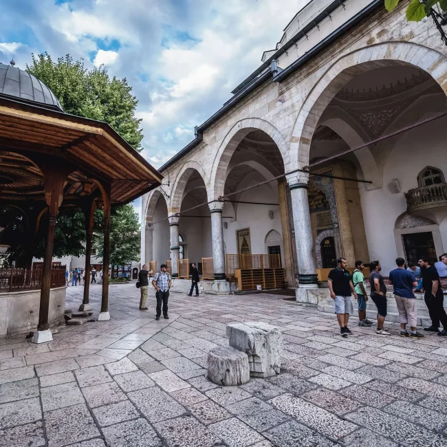 Najpoznatija džamija u Sarajevu, Gazi Husrev begova džamija, Baščaršija, osmanska arhitektura, Sarajevo povijest, islamska baština Bosne i Hercegovine, tašlihan, The most famous mosque in Sarajevo, Gazi Husrev beg Mosque, Baščaršija, Ottoman architecture, Sarajevo history, Islamic heritage of Bosnia and Herzegovina,