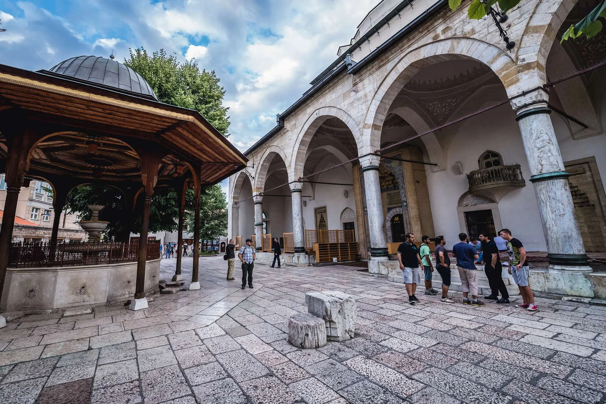 Najpoznatija džamija u Sarajevu, Gazi Husrev begova džamija, Baščaršija, osmanska arhitektura, Sarajevo povijest, islamska baština Bosne i Hercegovine, tašlihan, The most famous mosque in Sarajevo, Gazi Husrev beg Mosque, Baščaršija, Ottoman architecture, Sarajevo history, Islamic heritage of Bosnia and Herzegovina,