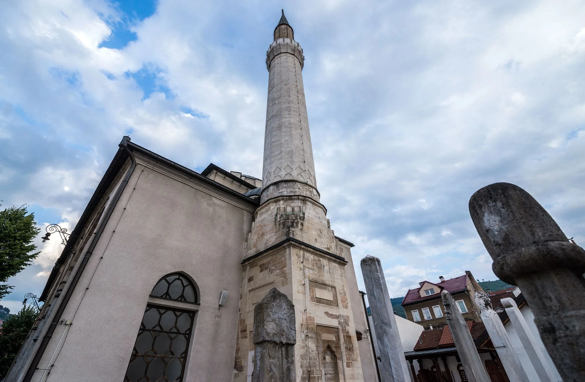 Najpoznatija džamija u Sarajevu, Gazi Husrev begova džamija, Baščaršija, osmanska arhitektura, Sarajevo povijest, islamska baština Bosne i Hercegovine, tašlihan, The most famous mosque in Sarajevo, Gazi Husrev beg Mosque, Baščaršija, Ottoman architecture, Sarajevo history, Islamic heritage of Bosnia and Herzegovina,