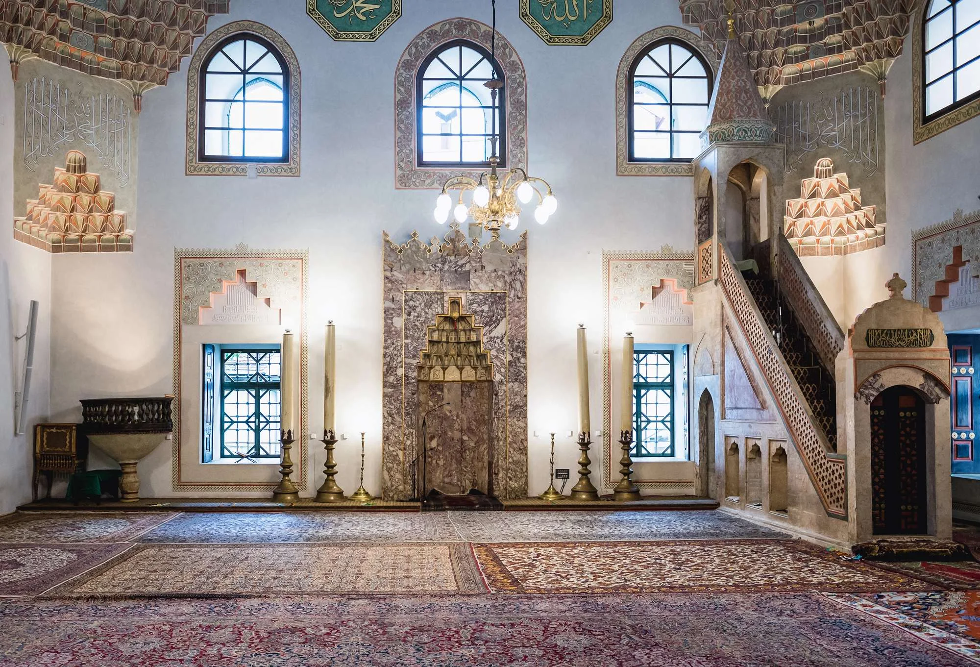 Najpoznatija džamija u Sarajevu, Gazi Husrev begova džamija, Baščaršija, osmanska arhitektura, Sarajevo povijest, islamska baština Bosne i Hercegovine, tašlihan, The most famous mosque in Sarajevo, Gazi Husrev beg Mosque, Baščaršija, Ottoman architecture, Sarajevo history, Islamic heritage of Bosnia and Herzegovina,