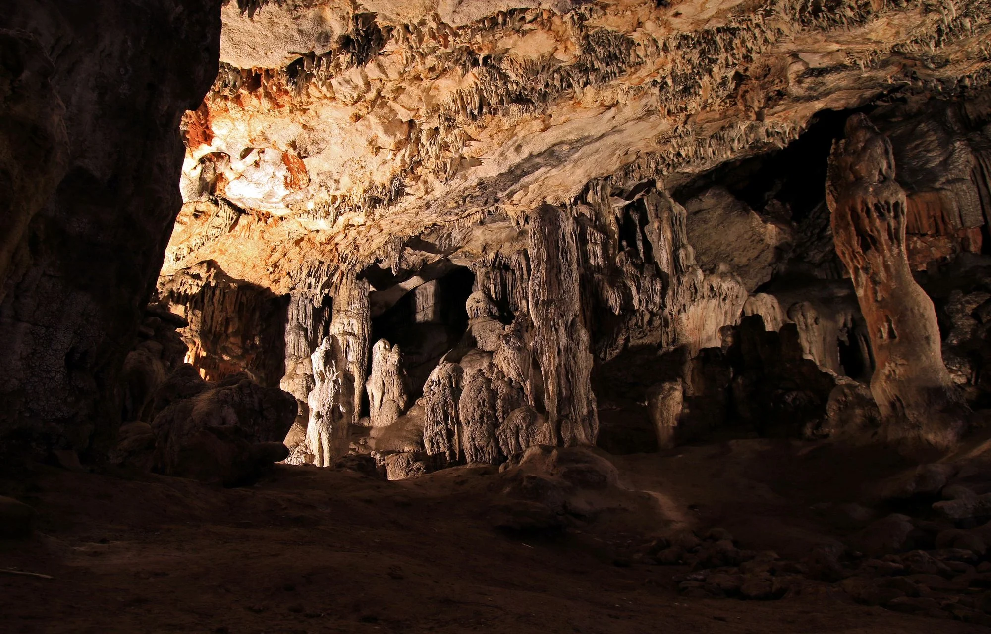 Grapčeva Cave, Hvar, Humac, prehistoric cave, Hvar culture, Hvar–Lisičići cultural horizon, Neolithic site, Chalcolithic period, Bronze Age, oldest depiction of a boat in Europe, Adriatic archaeological sites, interior of Hvar Island, Adriatic prehistory, guided cave tour, geomorphological natural monument, Hvar cave, Grapčeva špilja, Hvar, Humac, prapovijesna špilja, hvarska kultura, Hvar Lisičići kulturni horizont, neolitsko nalazište, eneolitik, brončano doba, najstariji prikaz broda u Europi, arheološka nalazišta Jadrana, unutrašnjost otoka Hvara, prapovijest Jadrana, vođeni obilazak špilje, geomorfološki spomenik prirode, hvarska špilja