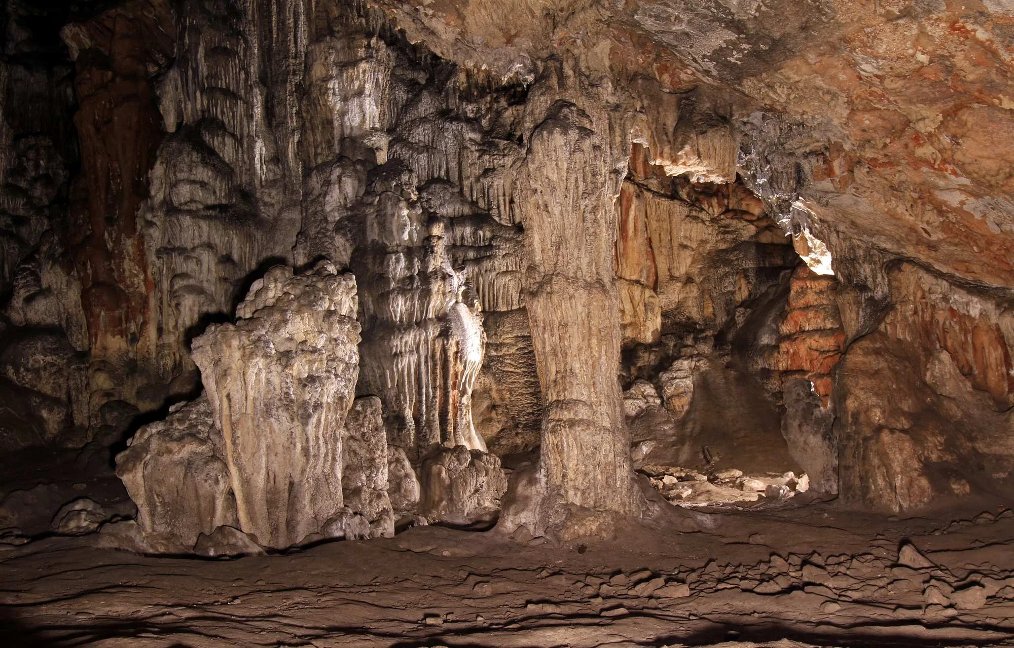 Grapčeva Cave, Hvar, Humac, prehistoric cave, Hvar culture, Hvar–Lisičići cultural horizon, Neolithic site, Chalcolithic period, Bronze Age, oldest depiction of a boat in Europe, Adriatic archaeological sites, interior of Hvar Island, Adriatic prehistory, guided cave tour, geomorphological natural monument, Hvar cave, Grapčeva špilja, Hvar, Humac, prapovijesna špilja, hvarska kultura, Hvar Lisičići kulturni horizont, neolitsko nalazište, eneolitik, brončano doba, najstariji prikaz broda u Europi, arheološka nalazišta Jadrana, unutrašnjost otoka Hvara, prapovijest Jadrana, vođeni obilazak špilje, geomorfološki spomenik prirode, hvarska špilja