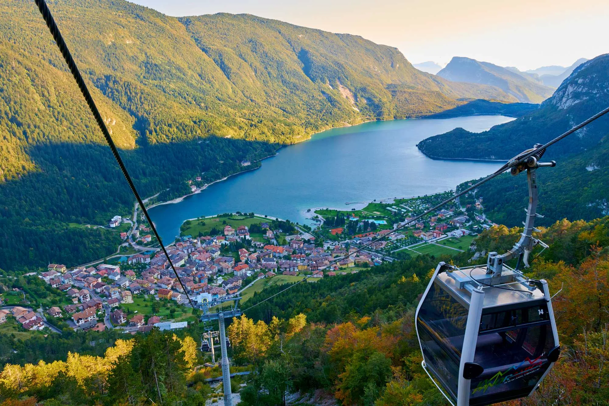 Jezero Molveno, najljepše jezero u Italiji, najčišće jezero u Italiji, Trentino jezera, Brenta Dolomiti, alpska jezera Italije, prirodne ljepote Italije, park prirode Adamello Brenta, Molveno Italija, tirkizna jezera Alpa, planinski odmor Italija, ekoturizam Italija, kupanje u alpskim jezerima, aktivni odmor Trentino, talijanska jezera, netaknuta priroda Alpa,Trentino Lake Molveno, most beautiful lake in Italy, cleanest lake in Italy, Trentino lakes, Brenta Dolomites, Alpine lakes Italy, natural attractions Italy, Adamello Brenta Nature Park, Molveno Italy, turquoise Alpine lakes, mountain holidays Italy, eco tourism Italy, swimming in Alpine lakes, active holidays Trentino, Italian lakes, unspoiled Alpine nature,Trentino