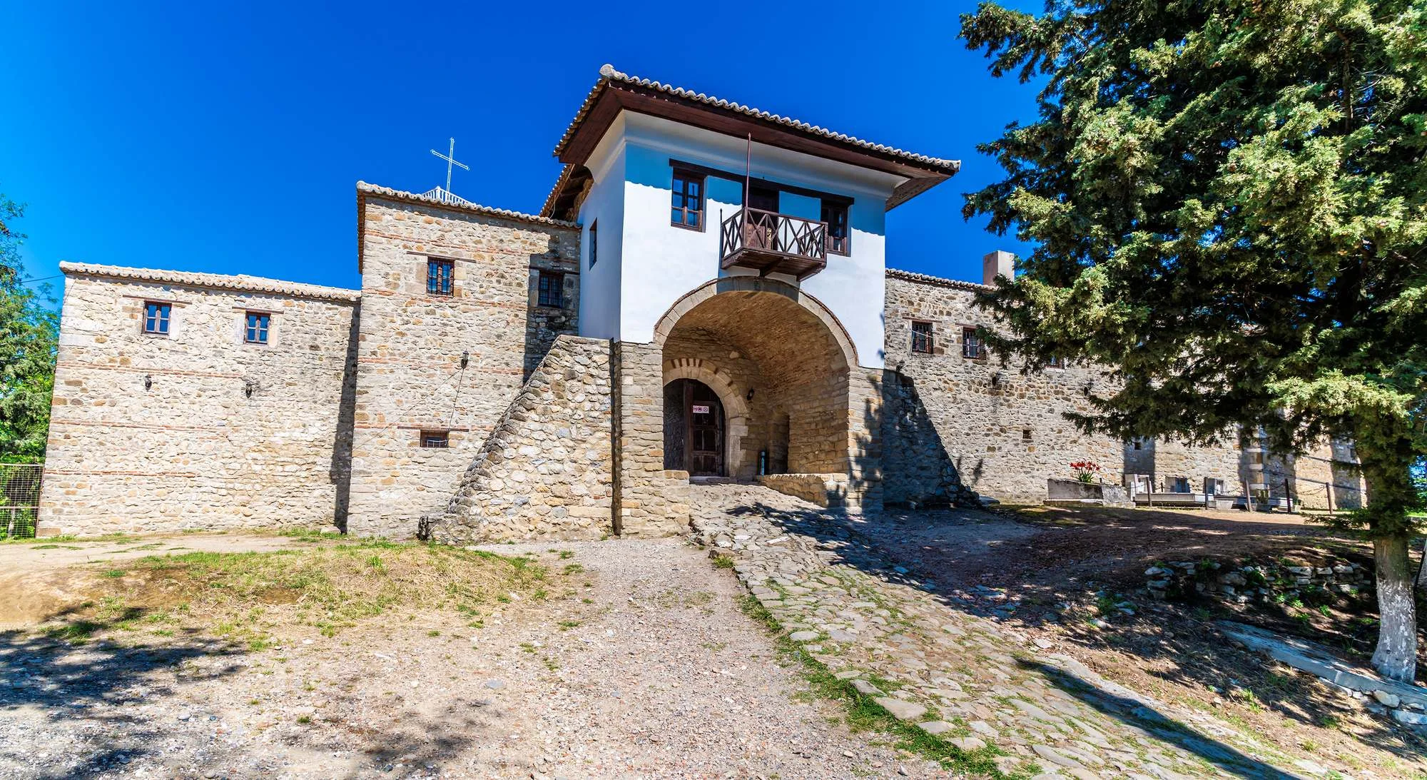 Manastir Ardenica, Albanija, Skenderbeg, pravoslavni manastir, bizantska arhitektura, freske Zografi, ikonostas Voskopolje, Myzeqe, Andronikos II Palaiologos, albanska povijest, Skenderbeg vjenčnje, Ardenica Monastery, Albania, Skanderbeg, Orthodox monastery, Byzantine architecture, Zografi frescoes, Voskopojë iconostasis, Myzeqe plain, Andronikos II Palaiologos, Albanian history, Skanderbeg wedding
