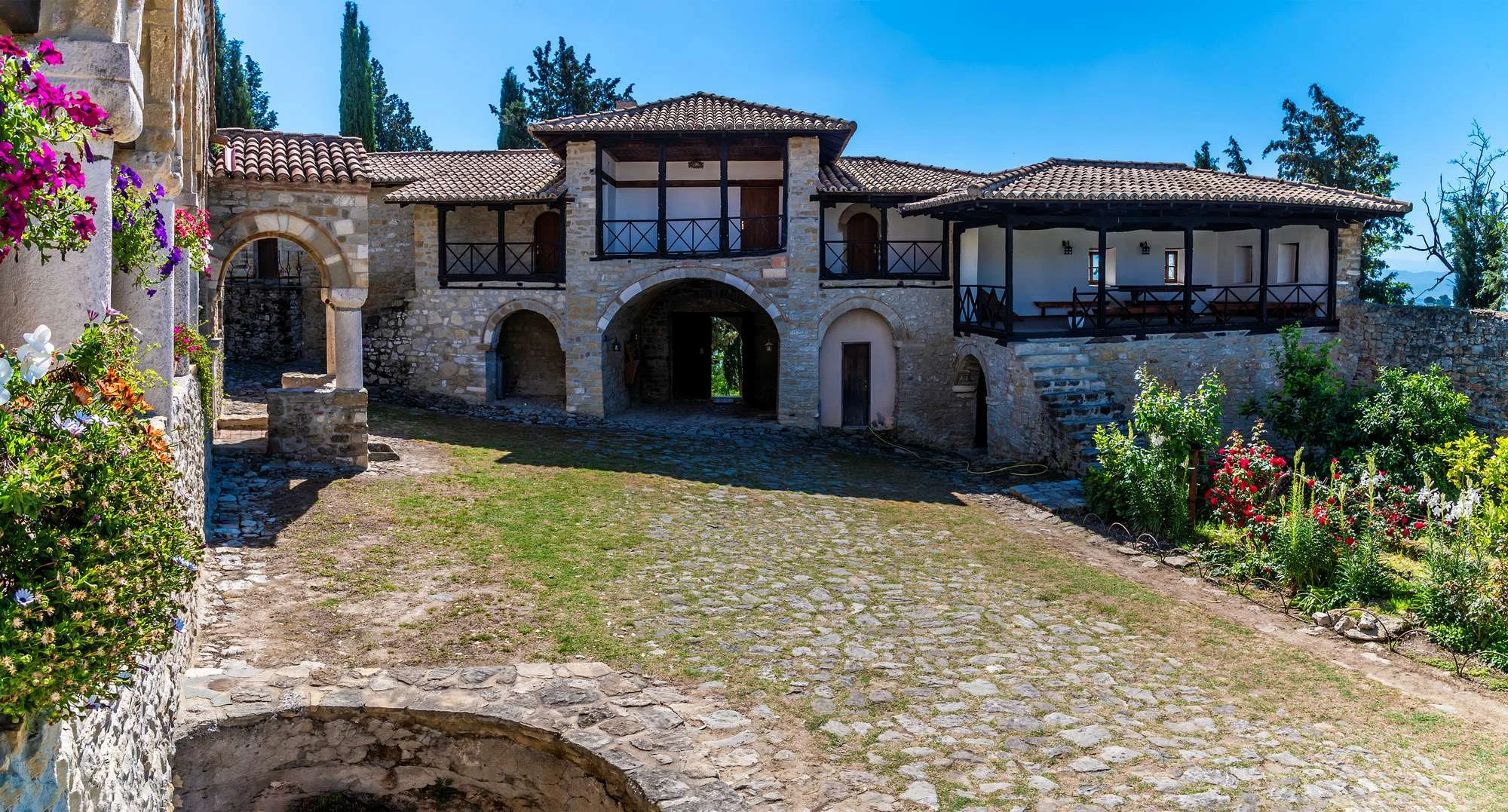 Manastir Ardenica, Albanija, Skenderbeg, pravoslavni manastir, bizantska arhitektura, freske Zografi, ikonostas Voskopolje, Myzeqe, Andronikos II Palaiologos, albanska povijest, Skenderbeg vjenčnje, Ardenica Monastery, Albania, Skanderbeg, Orthodox monastery, Byzantine architecture, Zografi frescoes, Voskopojë iconostasis, Myzeqe plain, Andronikos II Palaiologos, Albanian history, Skanderbeg wedding